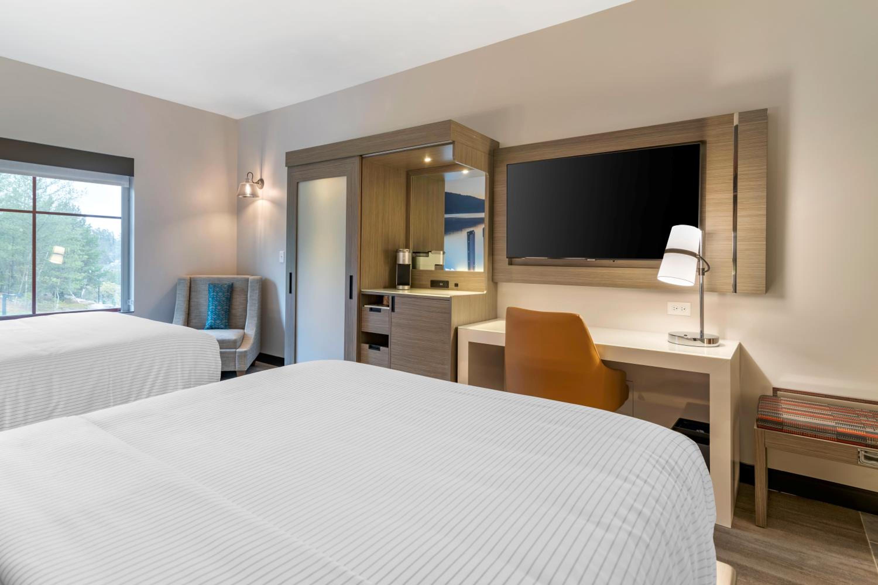 Quadruple Room with Two Queen Beds - Non Smoking - Photo 2
