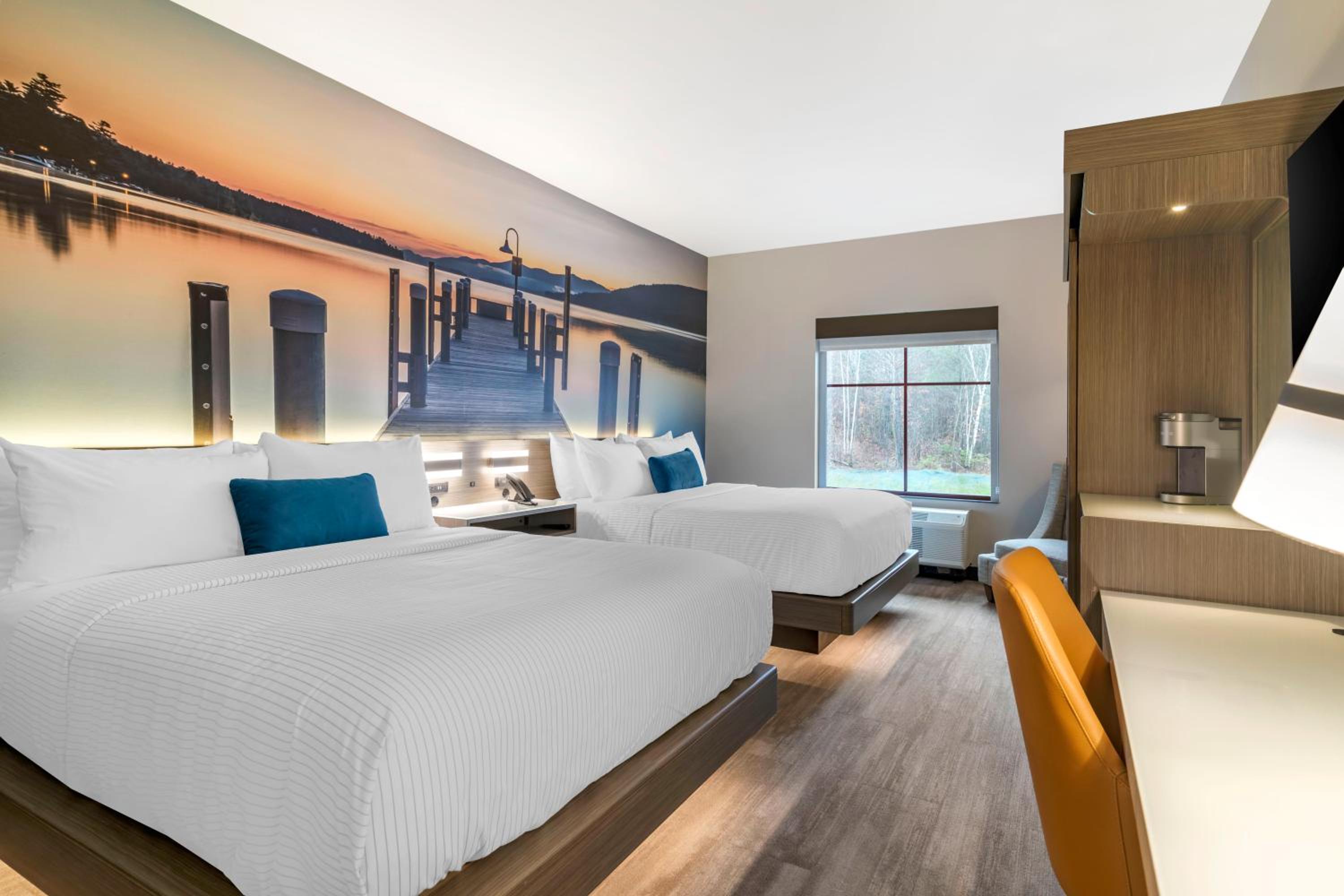 Quadruple Room with Two Queen Beds - Non Smoking - Photo 1