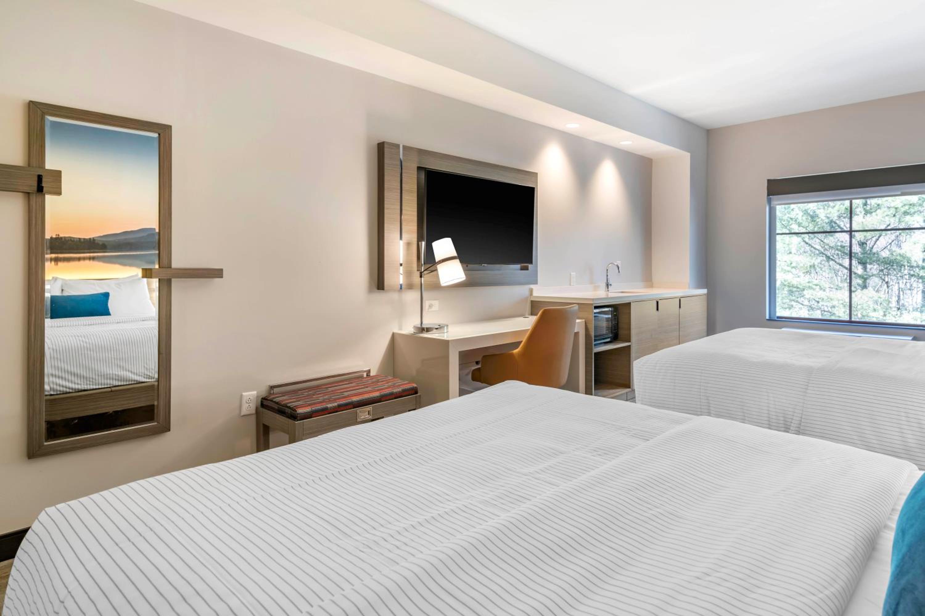 Queen Suite with Two Queen Beds - Non Smoking - Photo 2