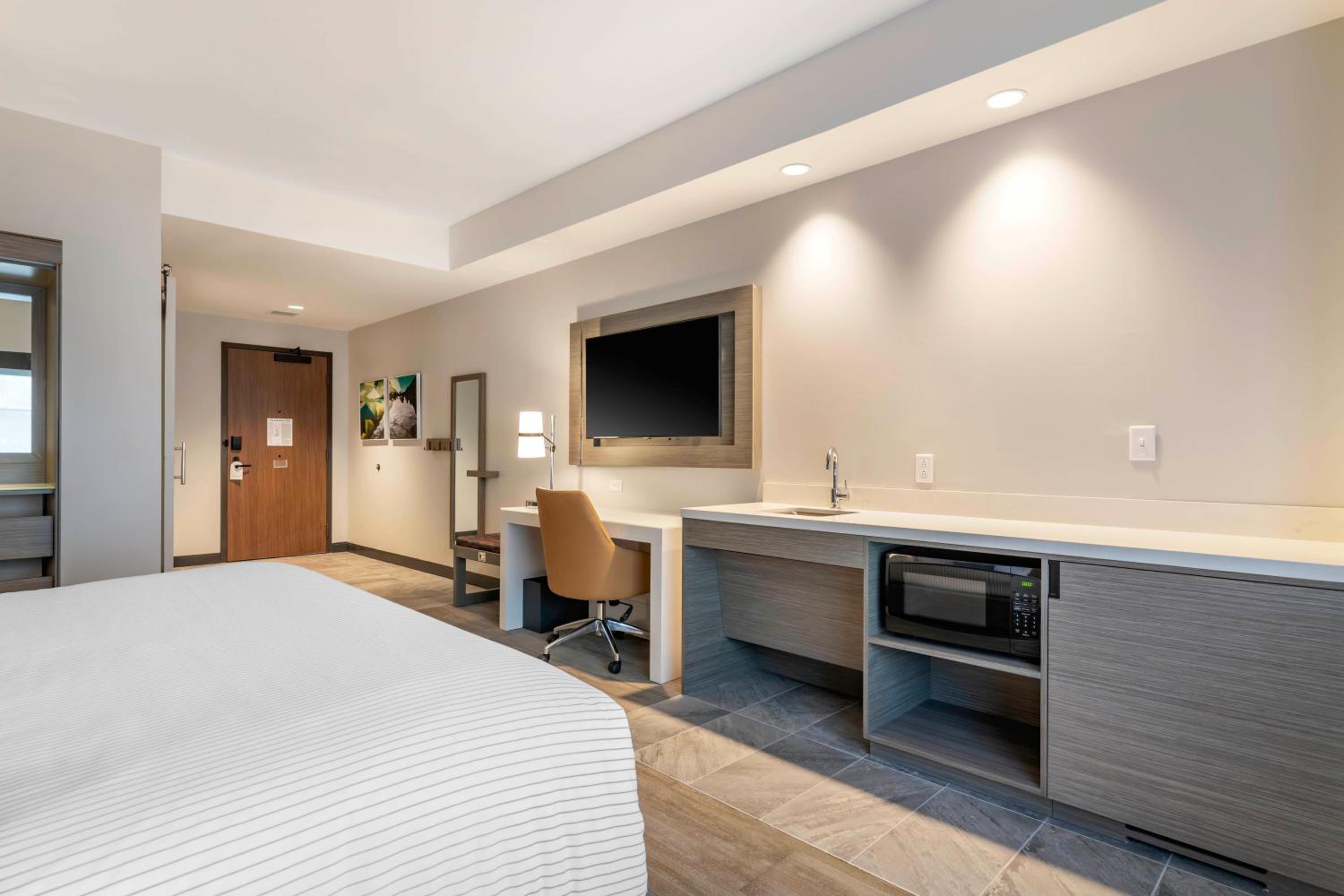 Deluxe King Room photo 1