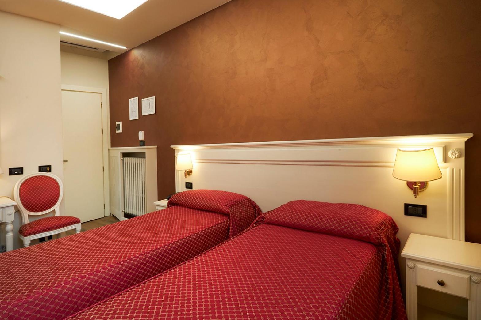 Double Room - Photo 11
