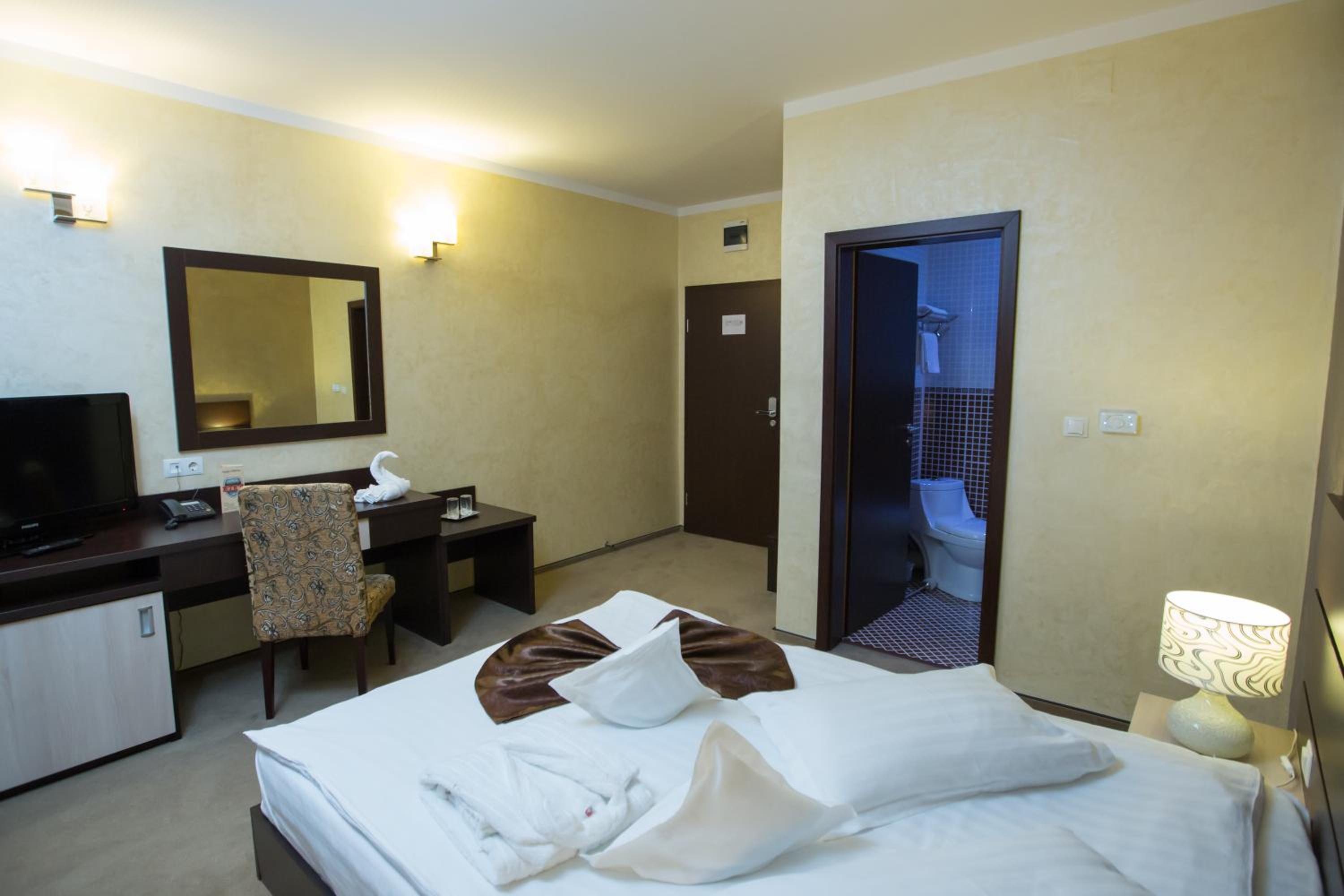Deluxe Double Room (2 Adults + 1 Child) photo 3