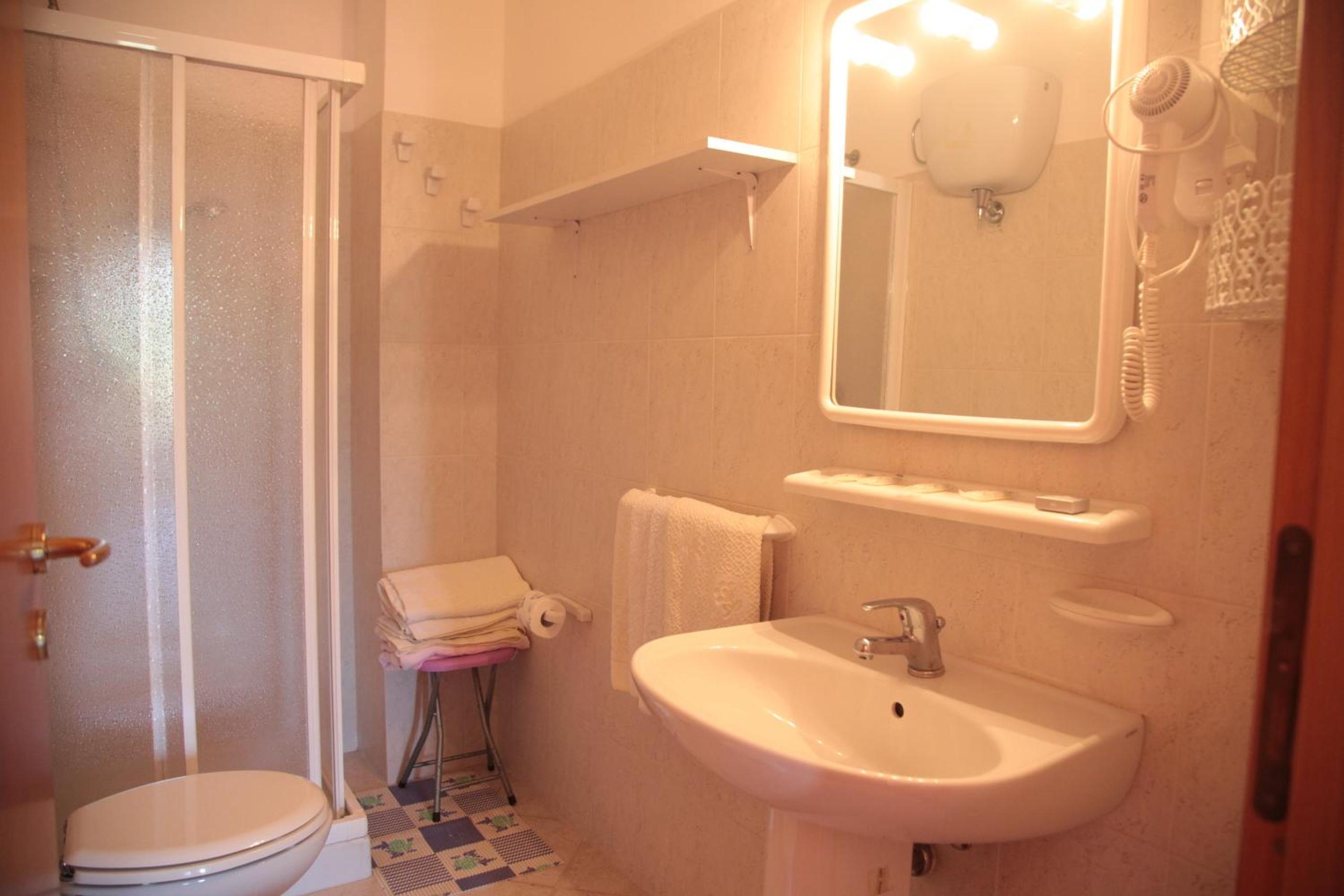 Two-Bedroom Apartment (5 Adults) - Photo 5