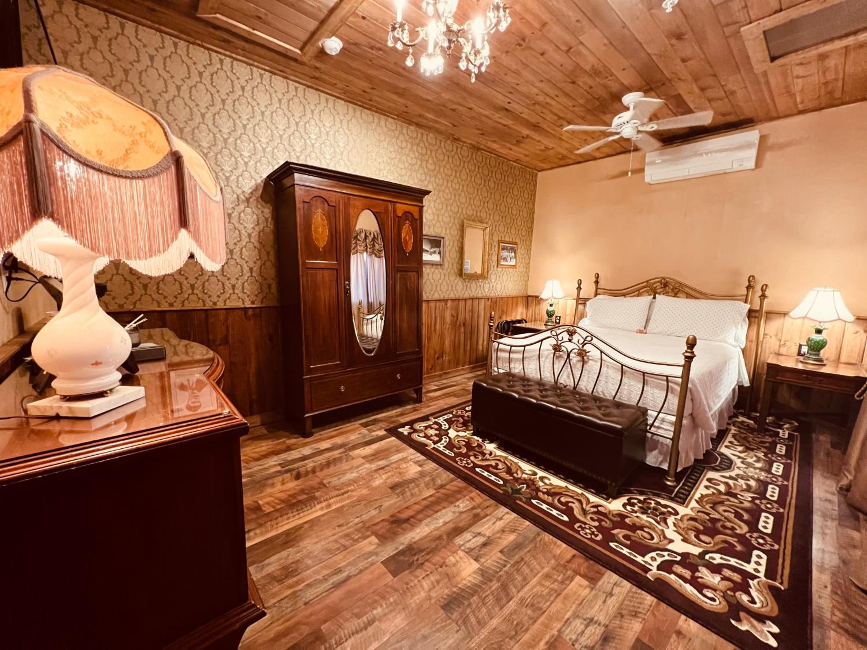 Standard Queen Room
