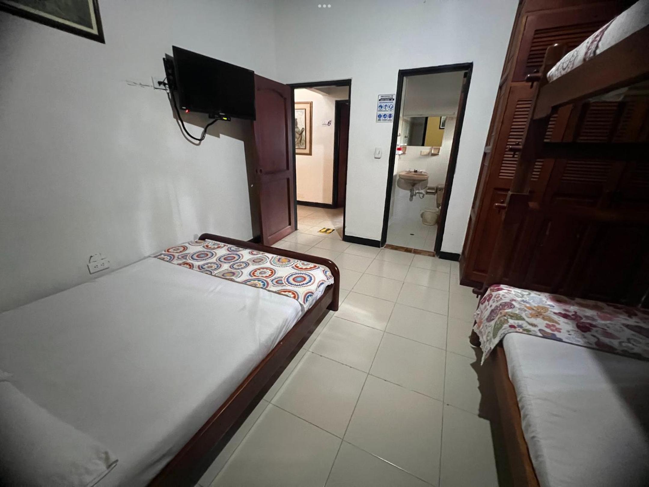 Quadruple Room with Private Bathroom photo 1