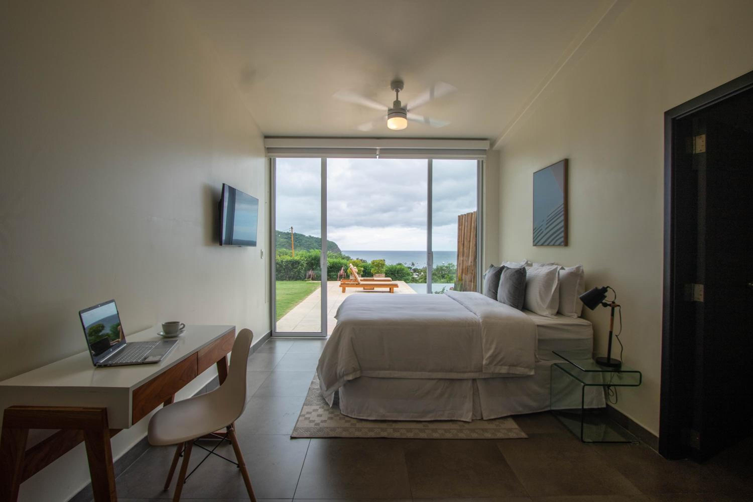 Deluxe Suite with Sea View