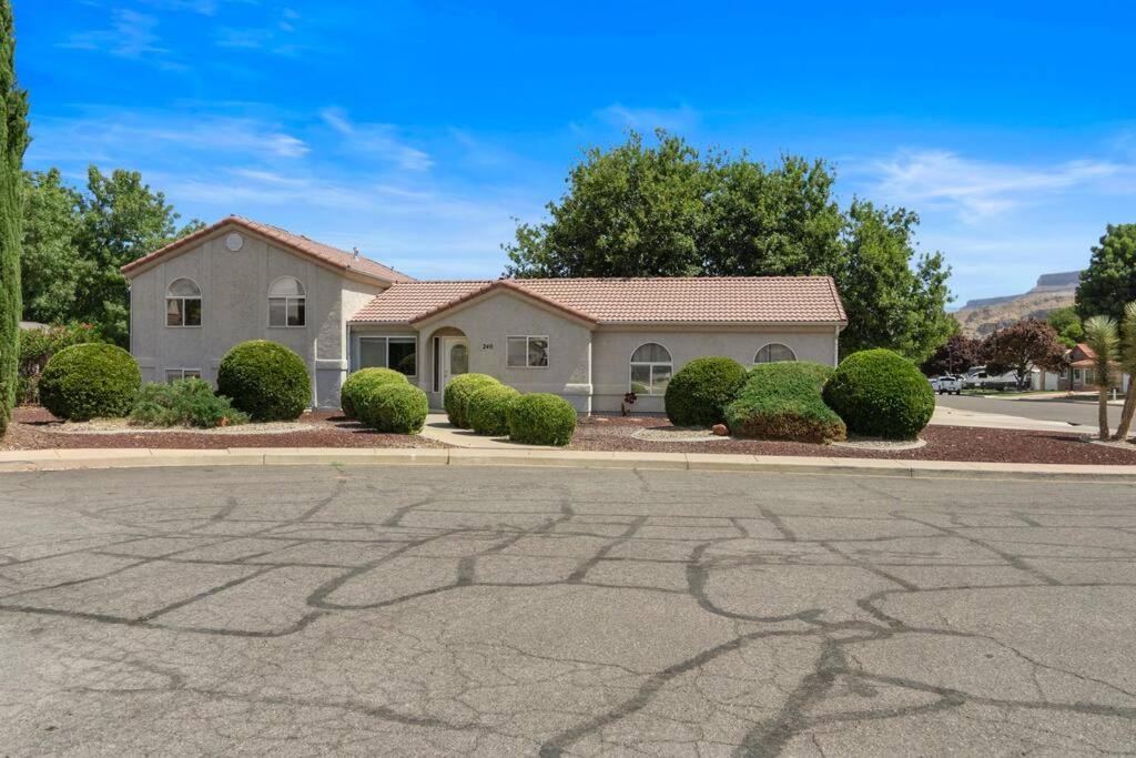 Five-Bedroom House photo 3