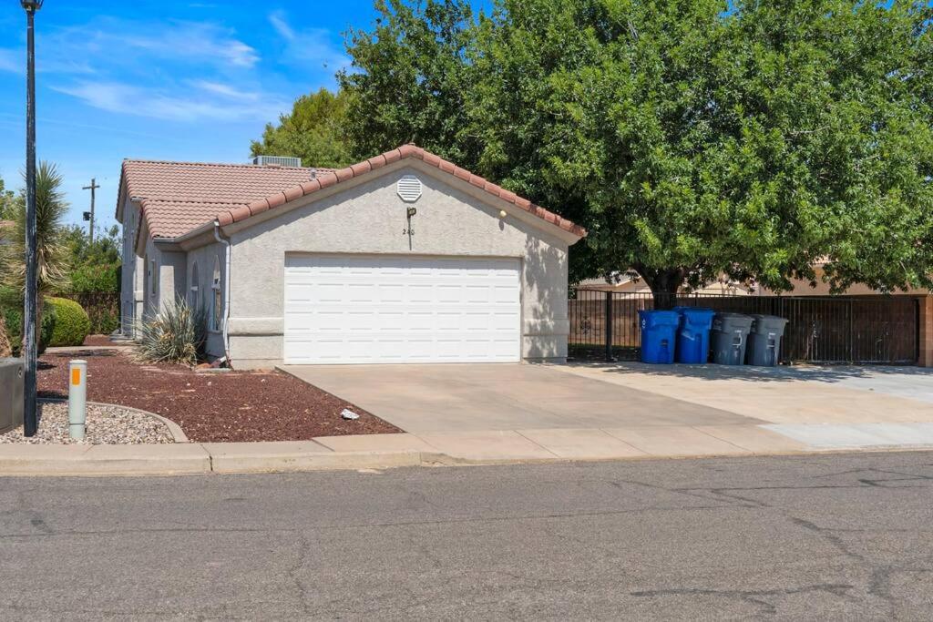 Five-Bedroom House photo 2