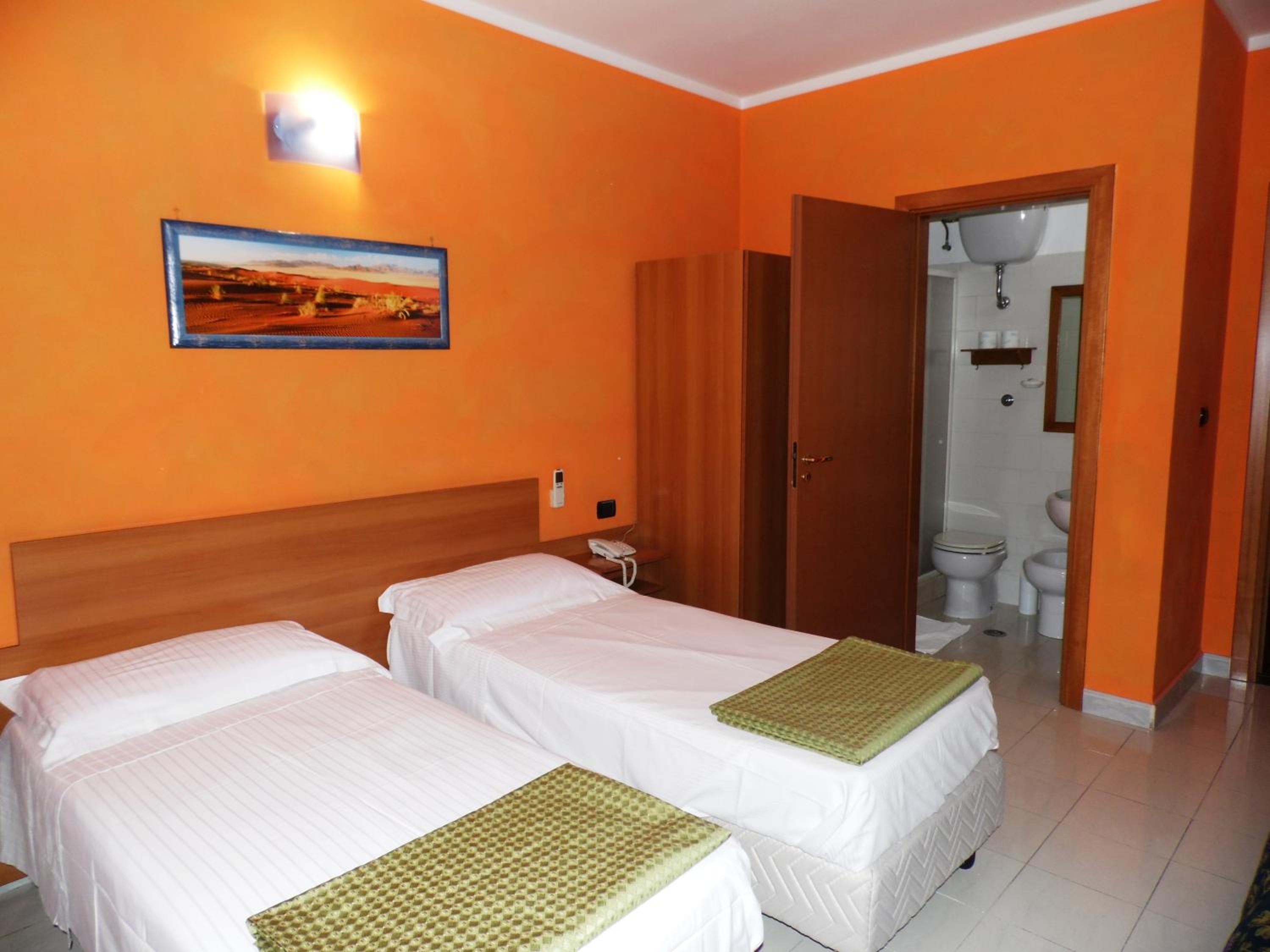 Twin Room - Photo 1