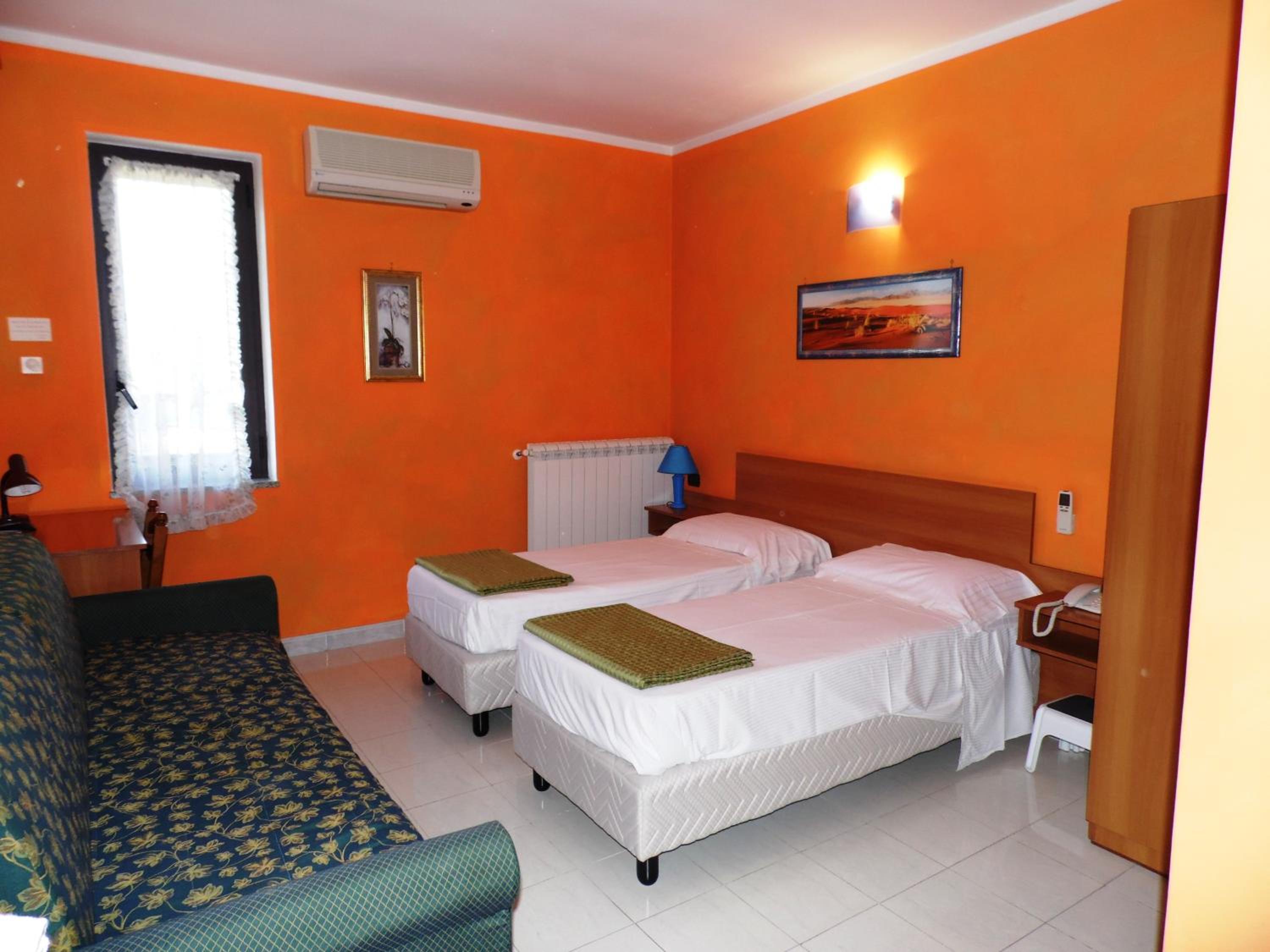 Twin Room - Photo 6