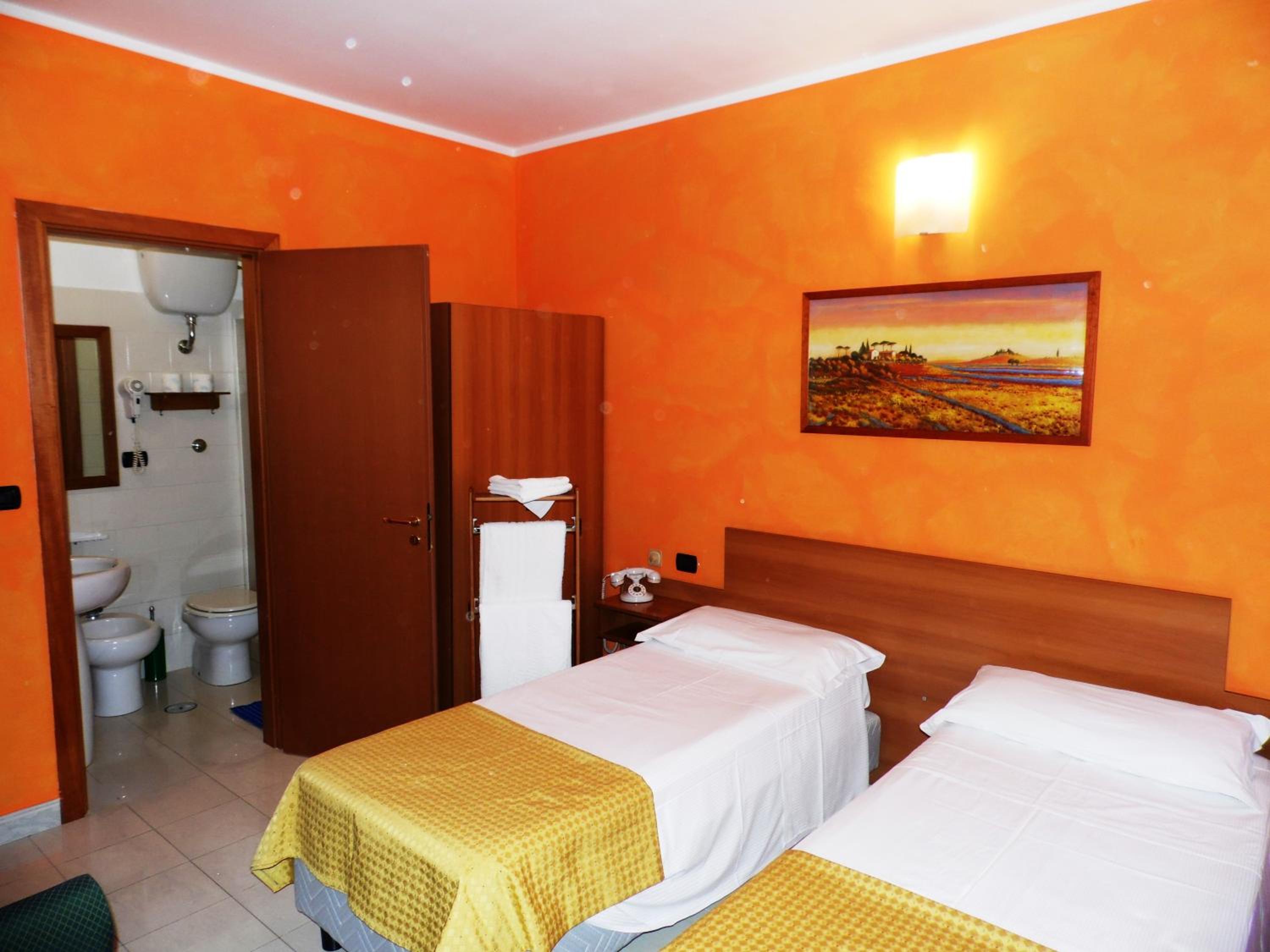 Twin Room - Photo 2