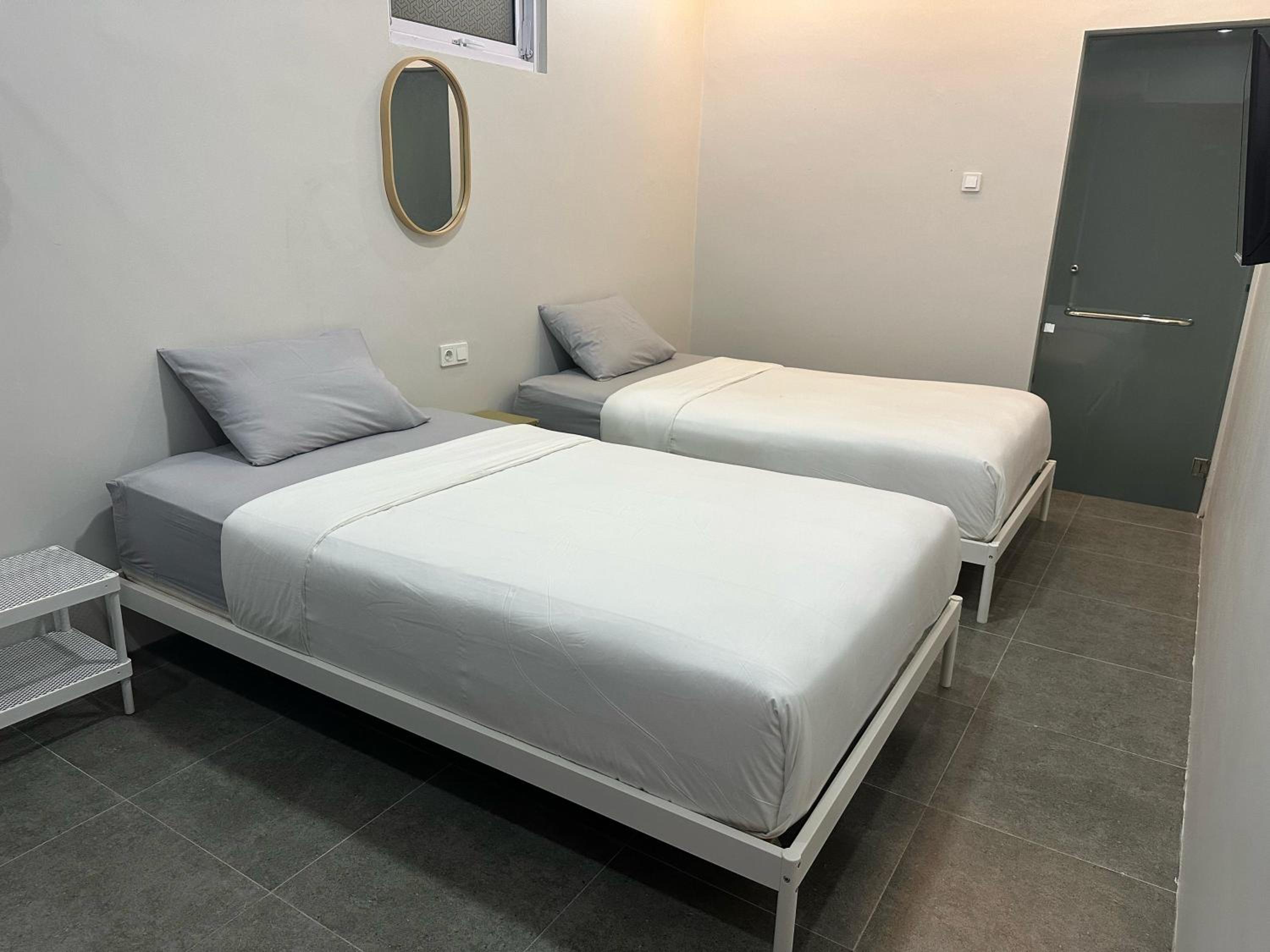 Standard Twin Room - Photo 1