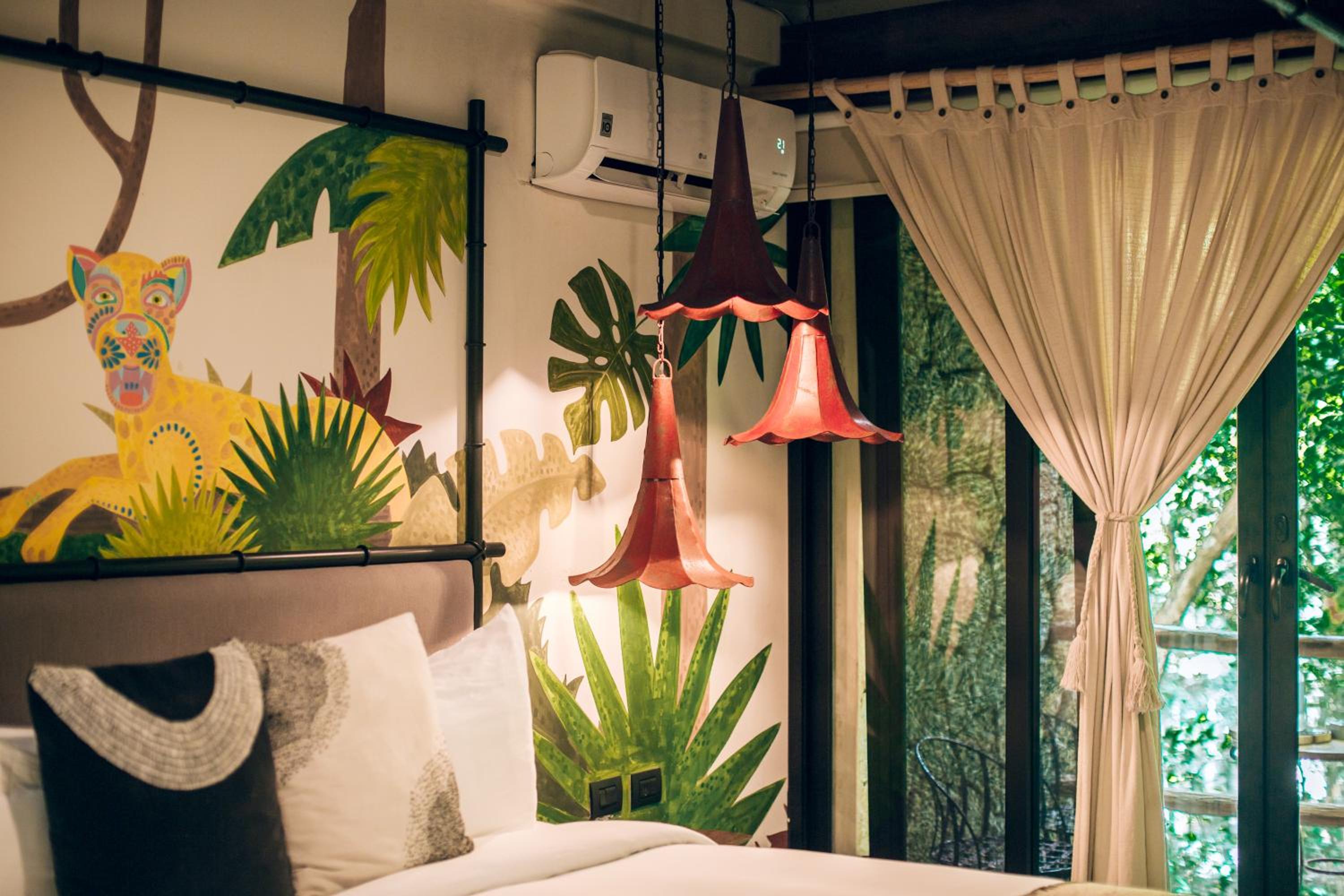 Jungle Suite with private bathtub