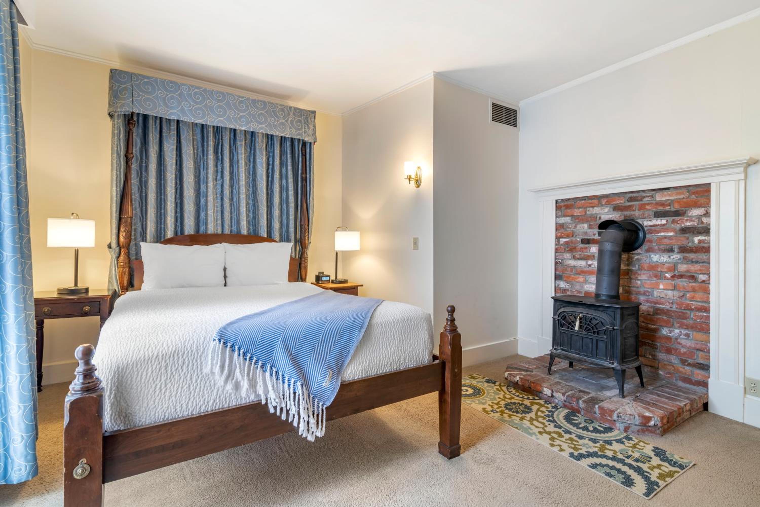 Deluxe Queen Room