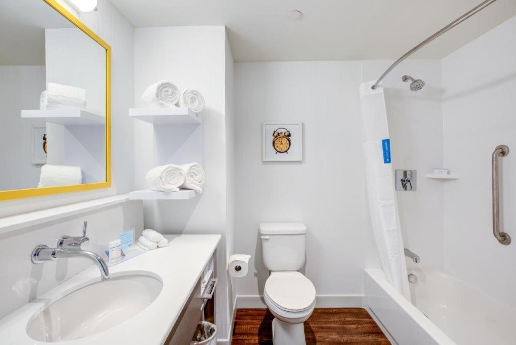 Queen Room with Two Queen Beds - Hearing Access/Non-Smoking photo 3