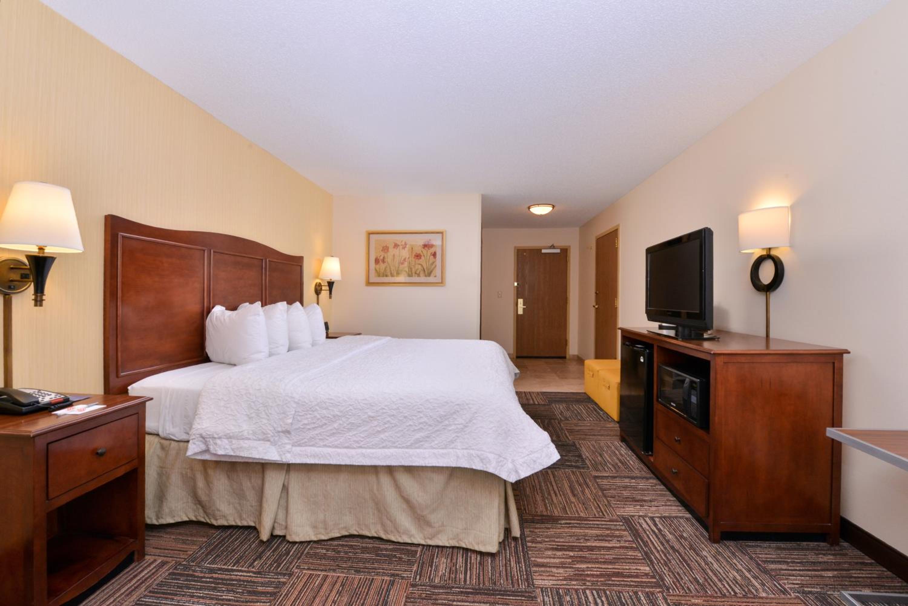 King Room with King Bed - Non-Smoking - Photo 1