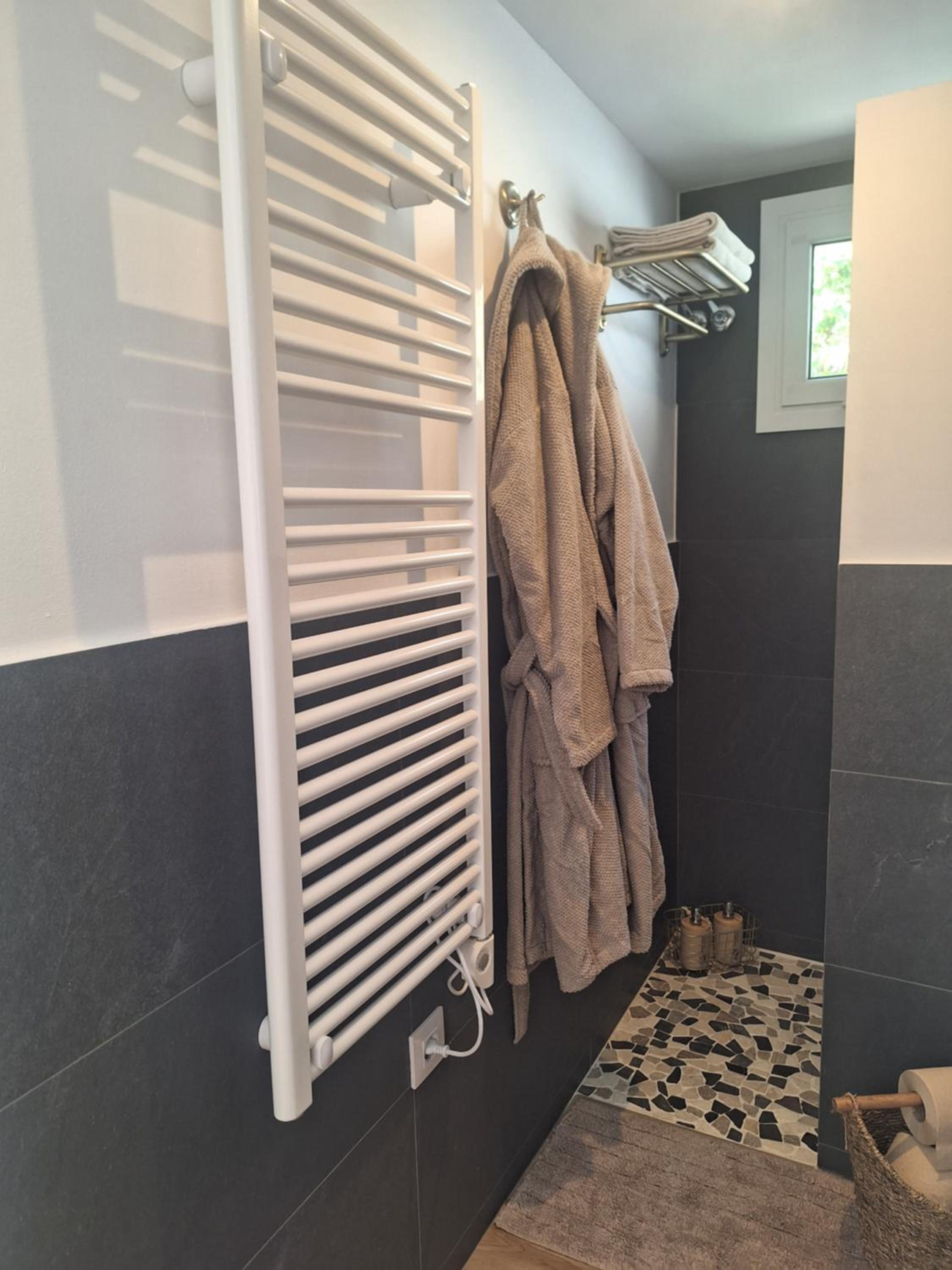 Deluxe Double Room (2 Adults + 1 Child) photo 3
