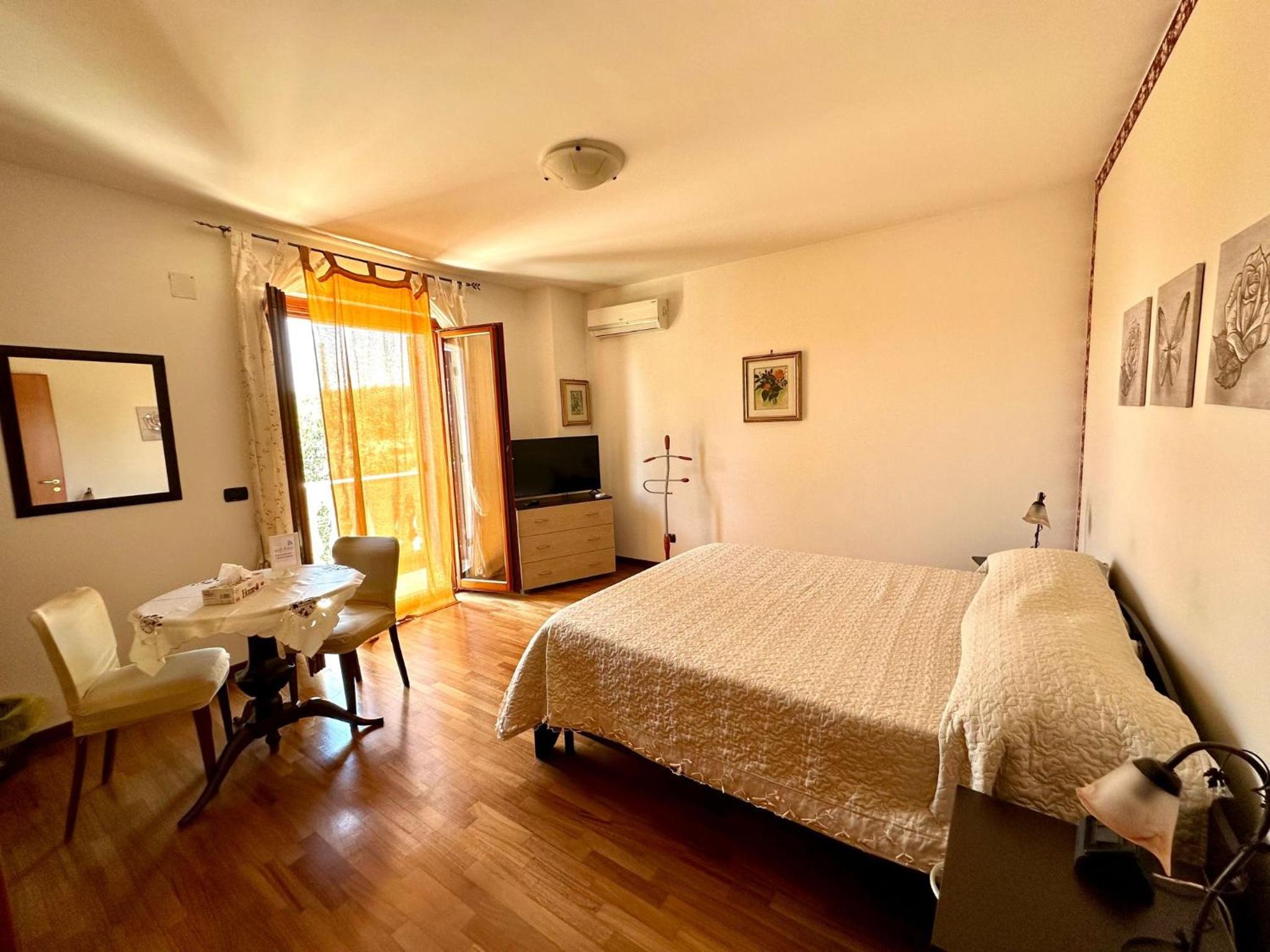 Large Double Room photo 1