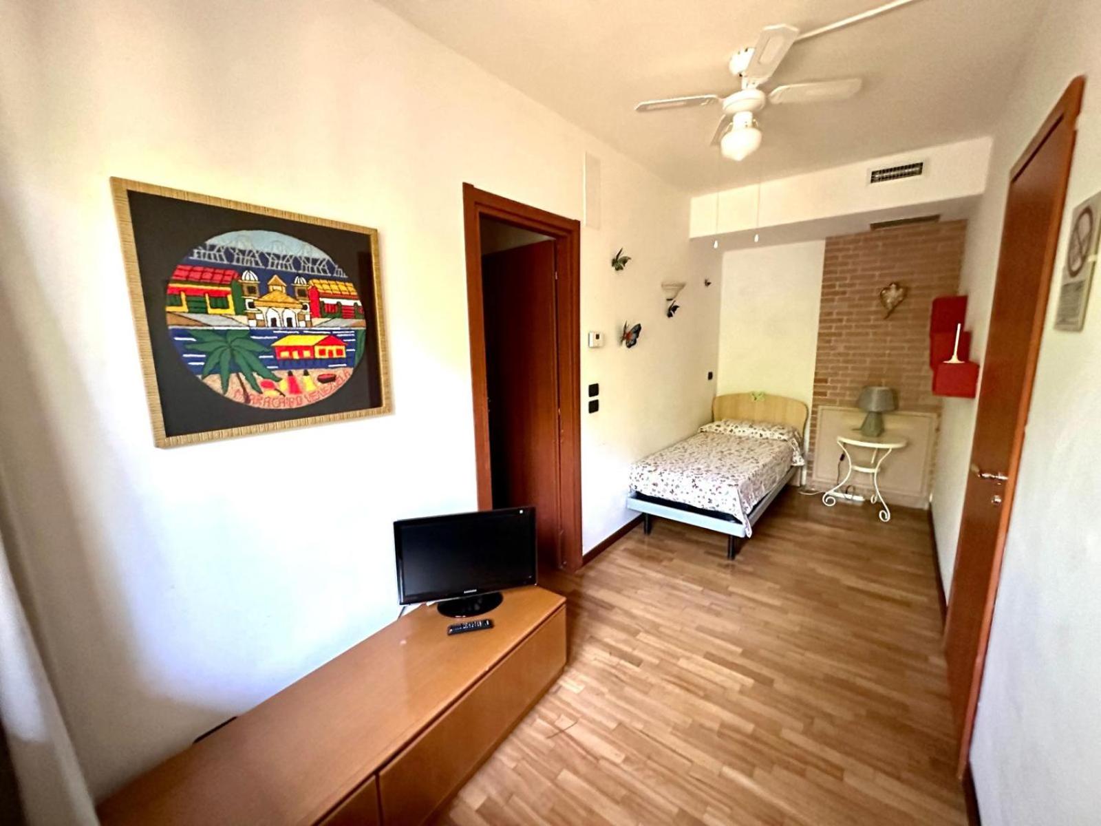 Single Room with Private Bathroom photo 1