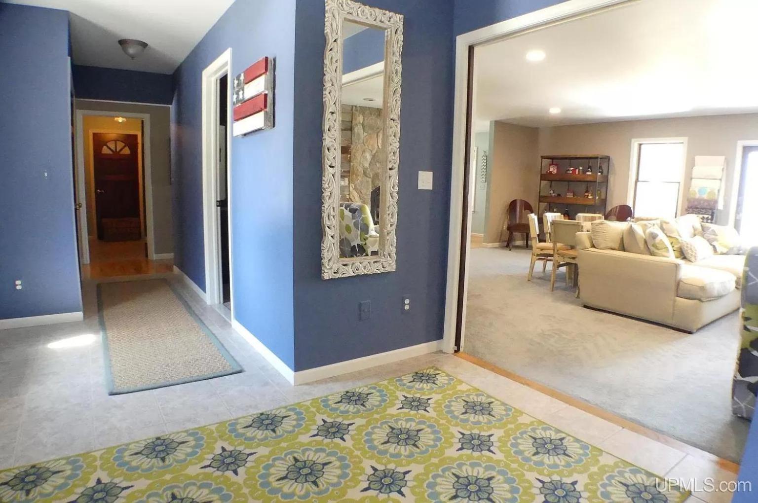 Five-Bedroom House photo 1