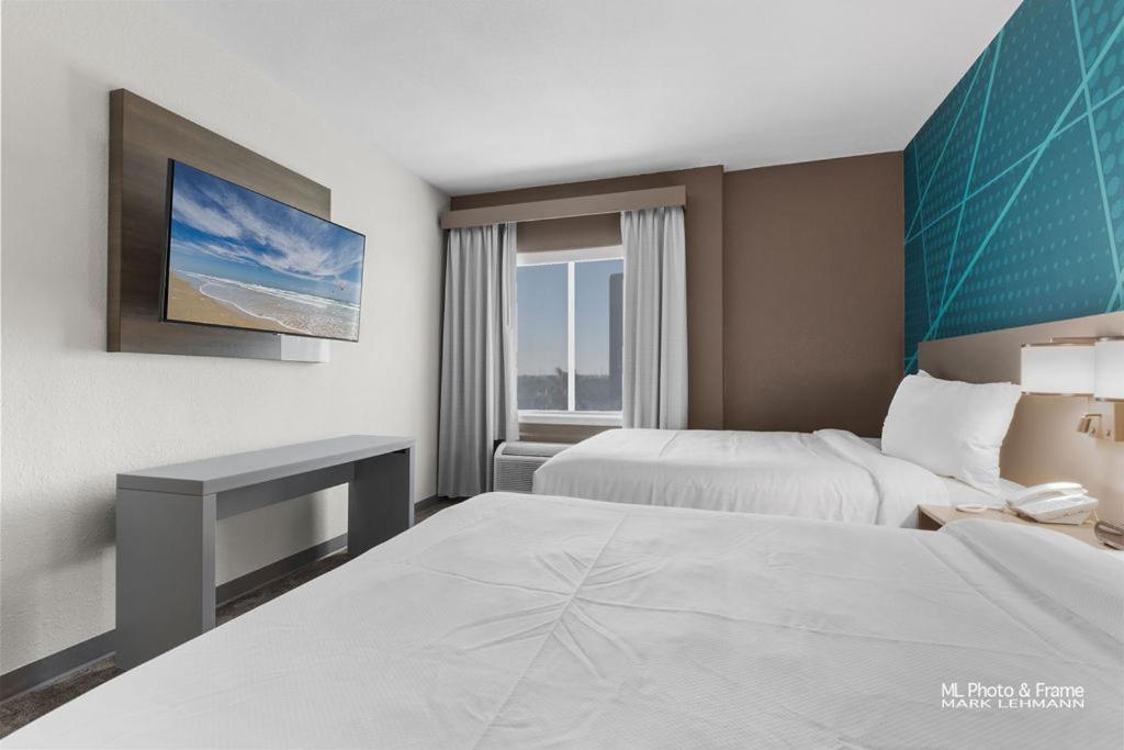 Large Queen Suite with Two Queen Beds and Sofa bed - Disability Access/Non Smoking - Photo 1
