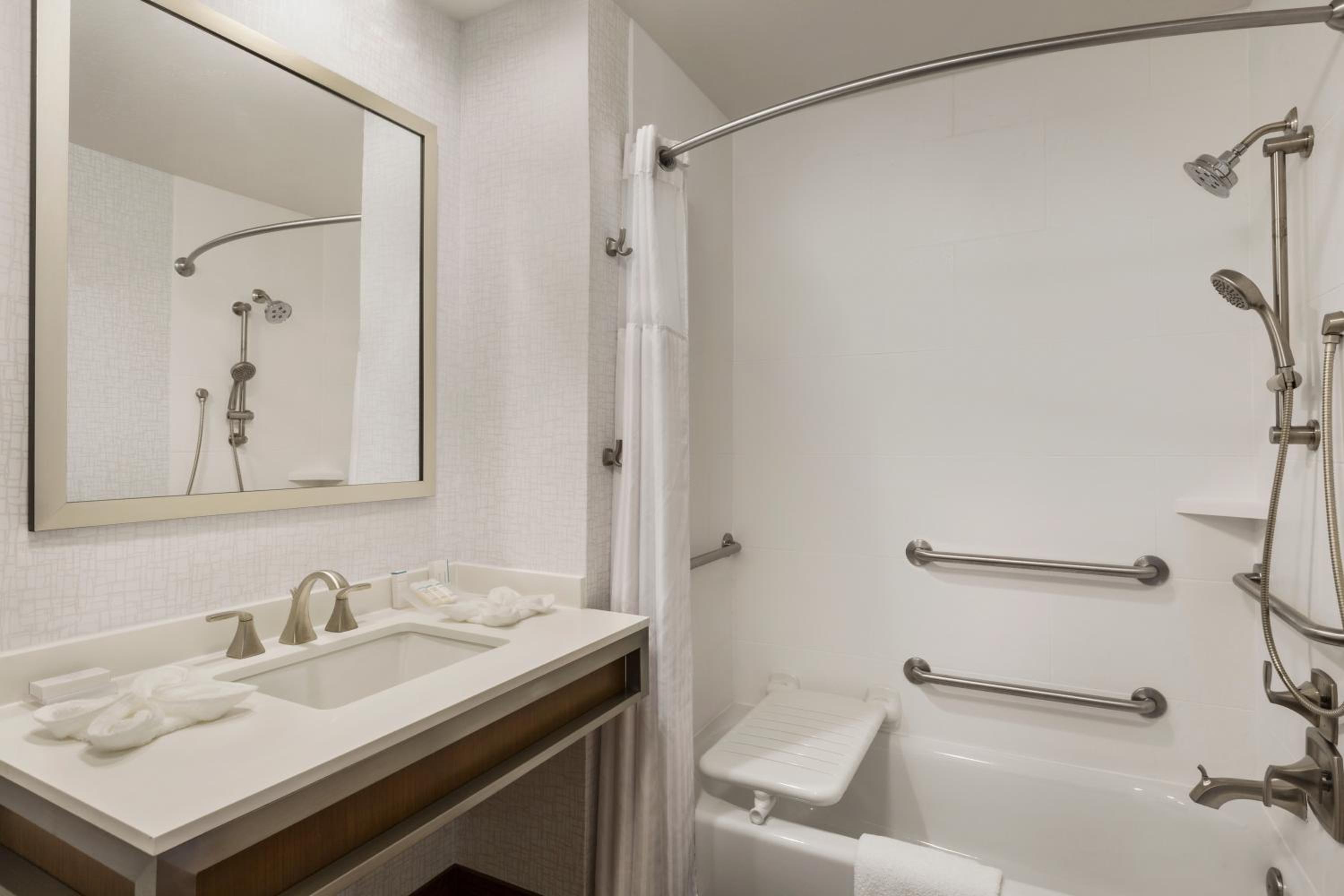 King Room with Tub - Mobility and Hearing Access - Photo 5
