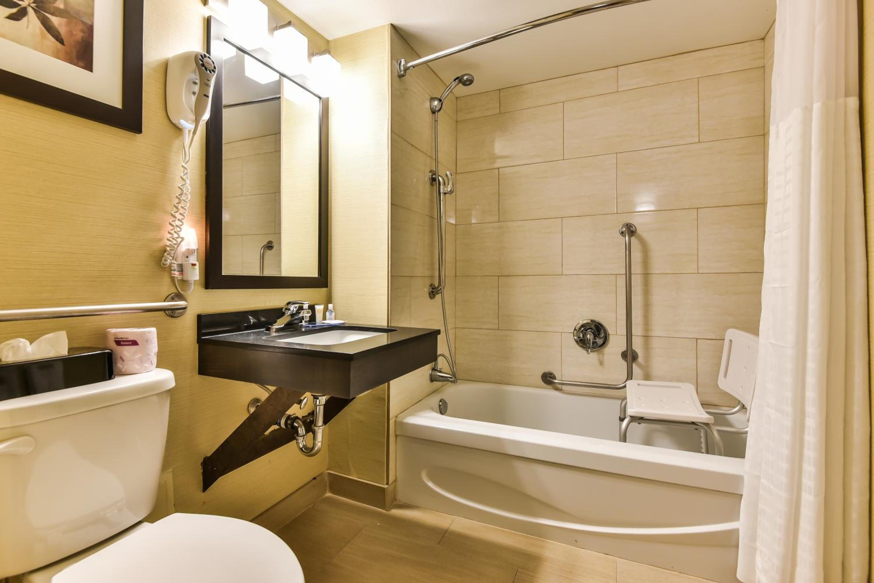 Queen Room with Two Queen Beds - Ground Floor - Photo 4