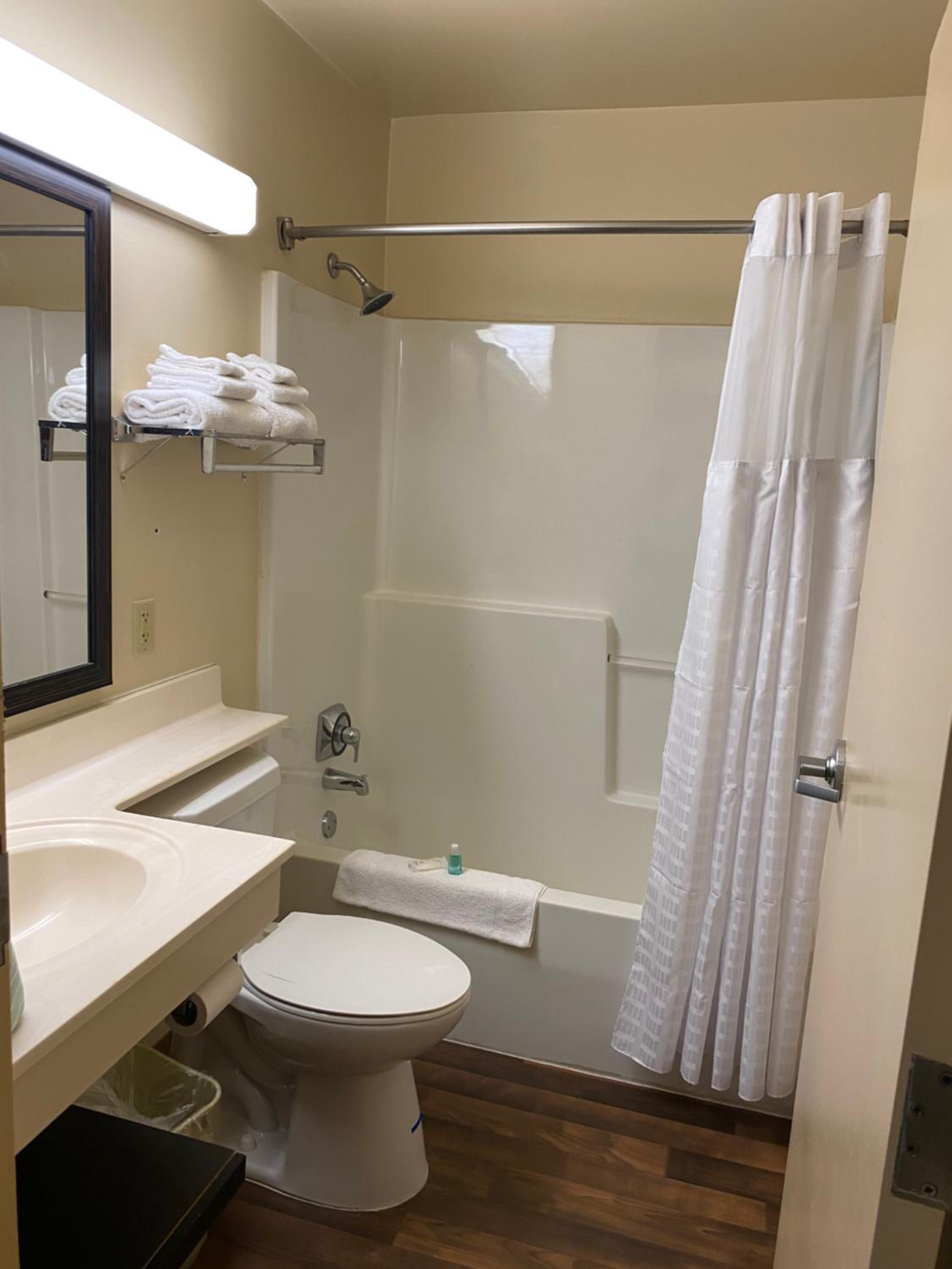 Efficiency Queen Room - Non Smoking/Pet Friendly - Photo 3