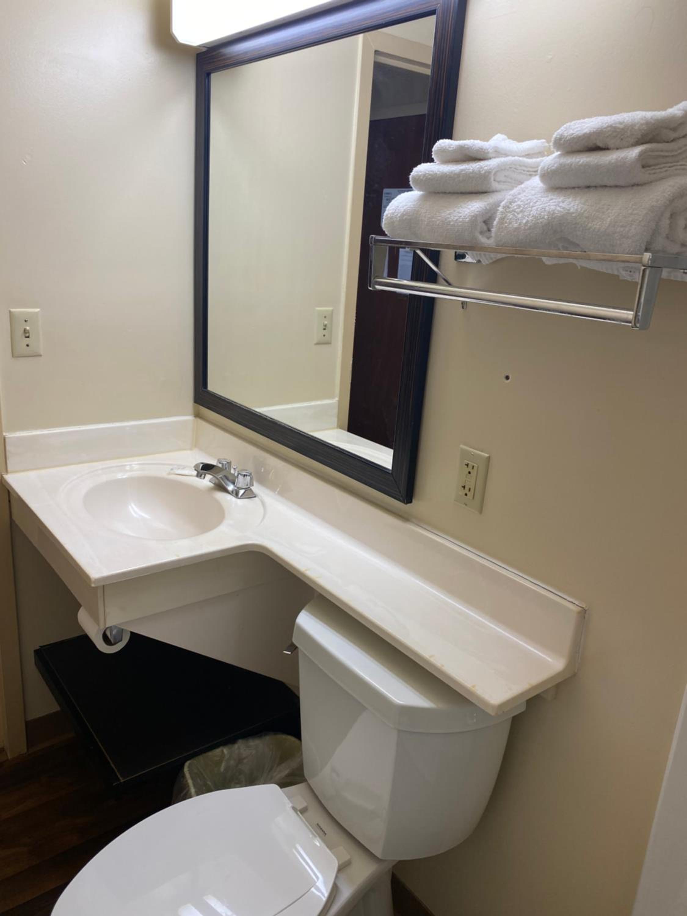 Efficiency Queen Room - Non Smoking/Pet Friendly - Photo 4