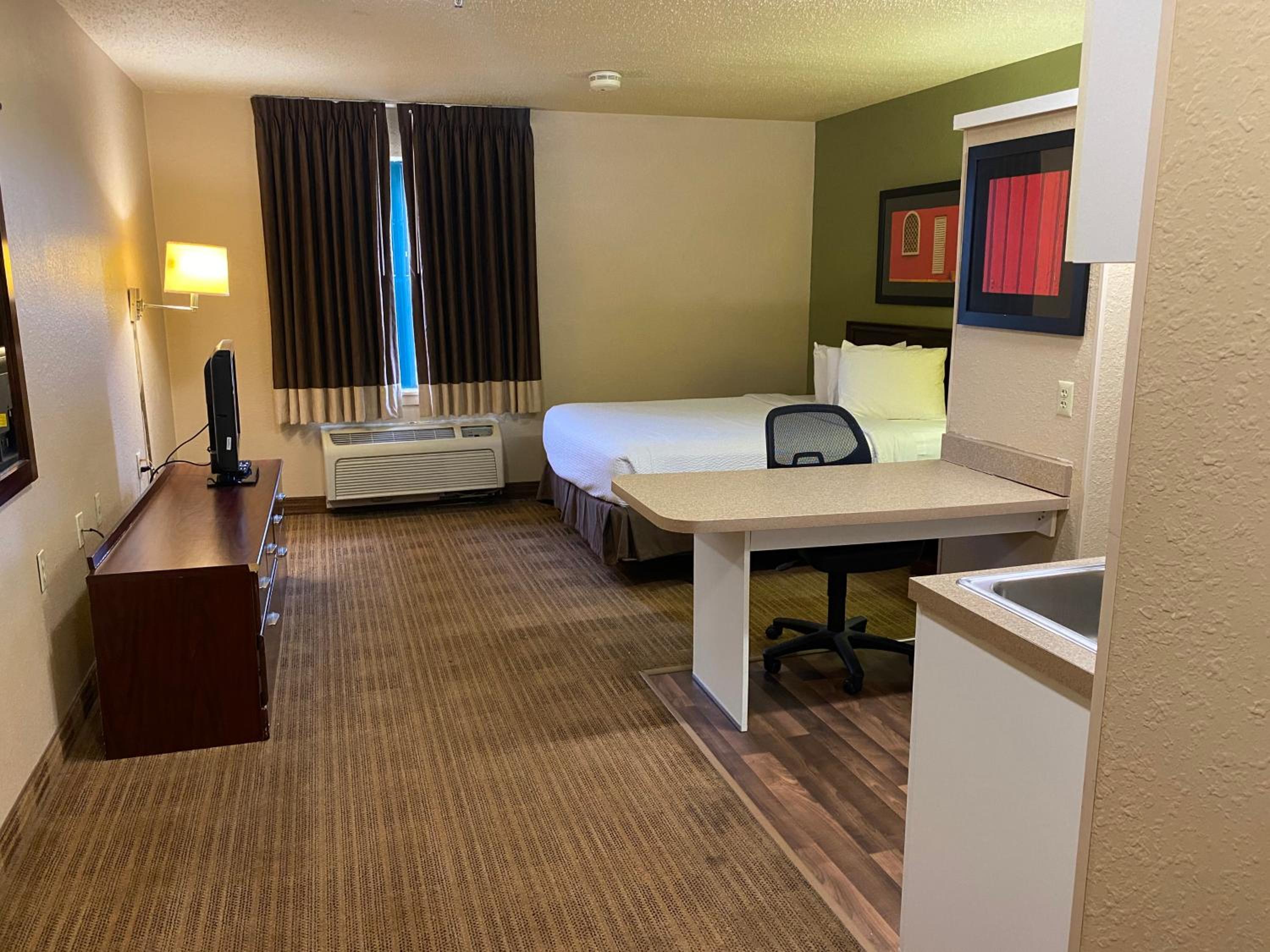 Efficiency Queen Room with Roll-In Shower - Disability Access/Non Smoking/Pet Friendly - Photo 1
