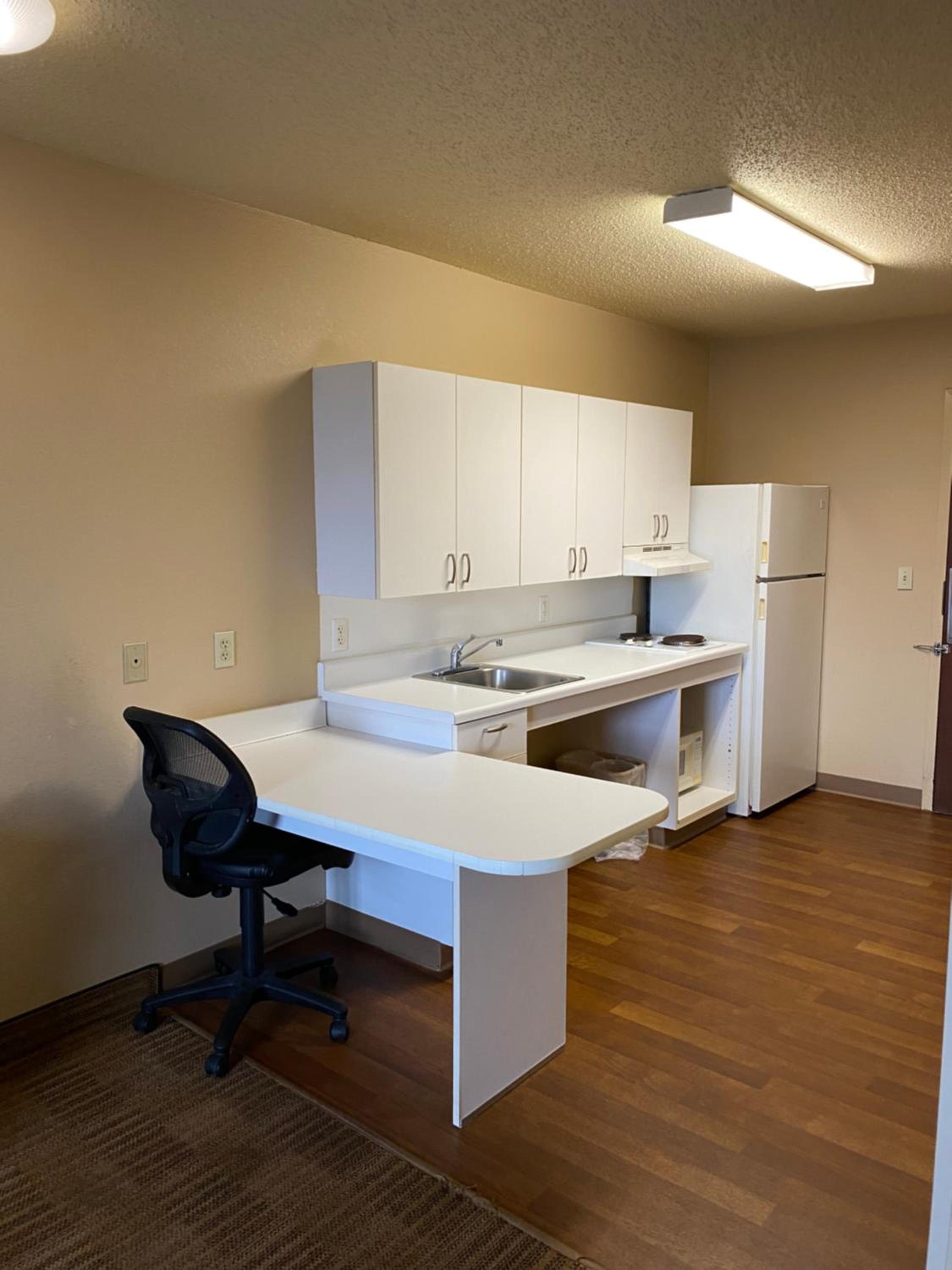 Efficiency Queen Room with Roll-In Shower - Disability Access/Non Smoking/Pet Friendly - Photo 4