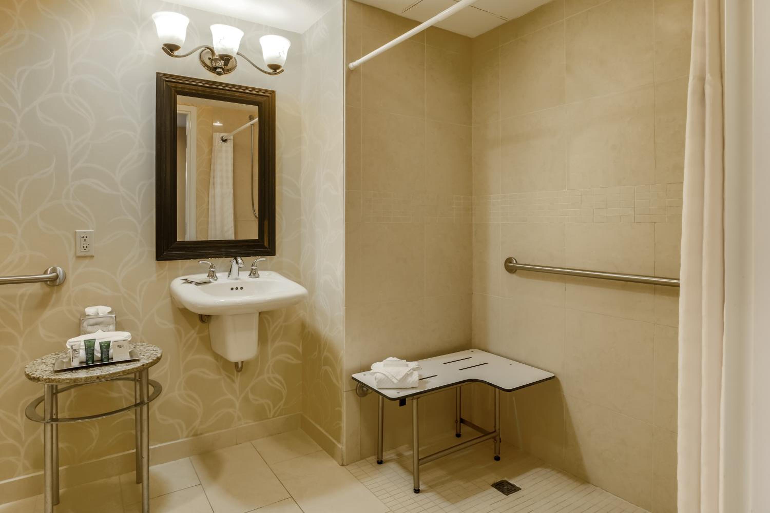 Deluxe Queen Room with Two Queen Beds and Roll-In Shower - Mobility Access - Photo 4
