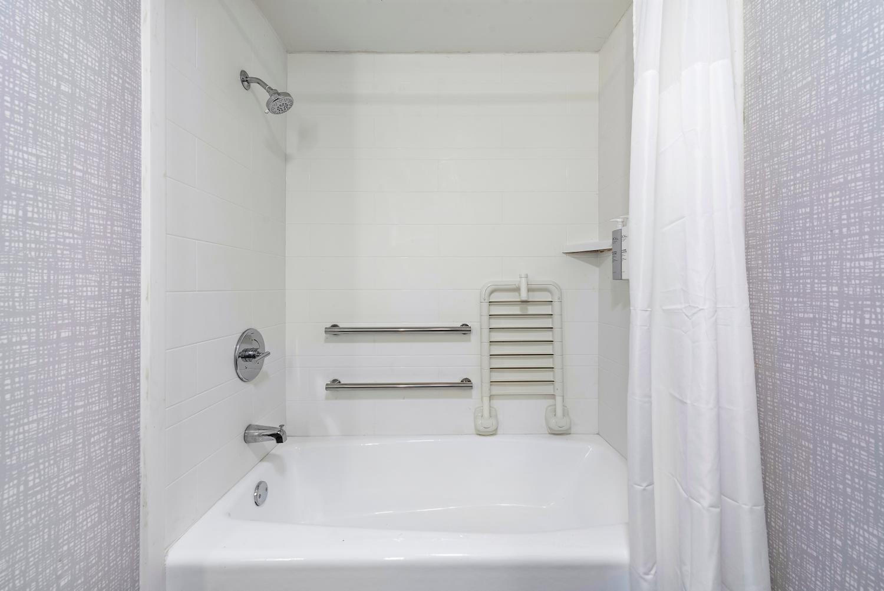 King Room with Bath Tub - Mobility Accessible