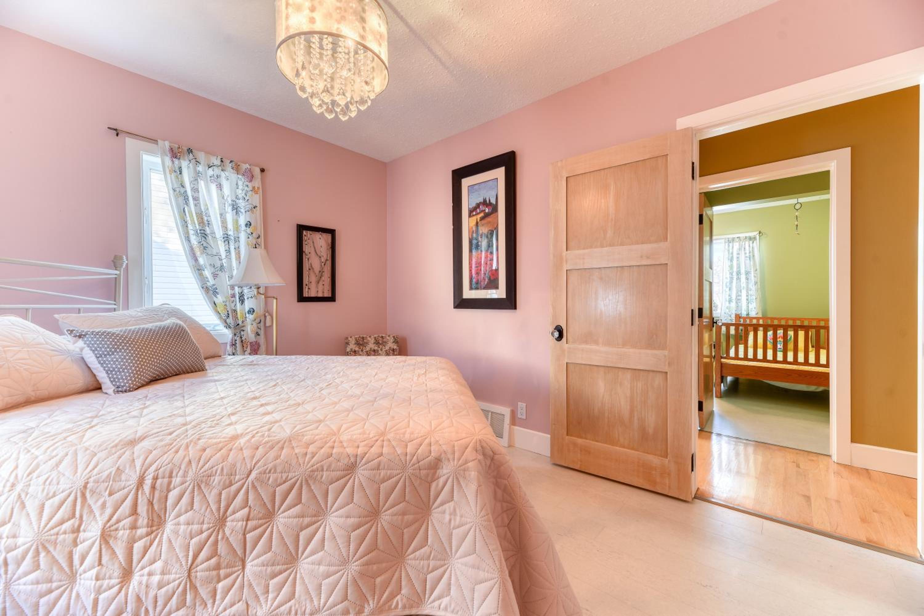 Five-Bedroom House photo 1