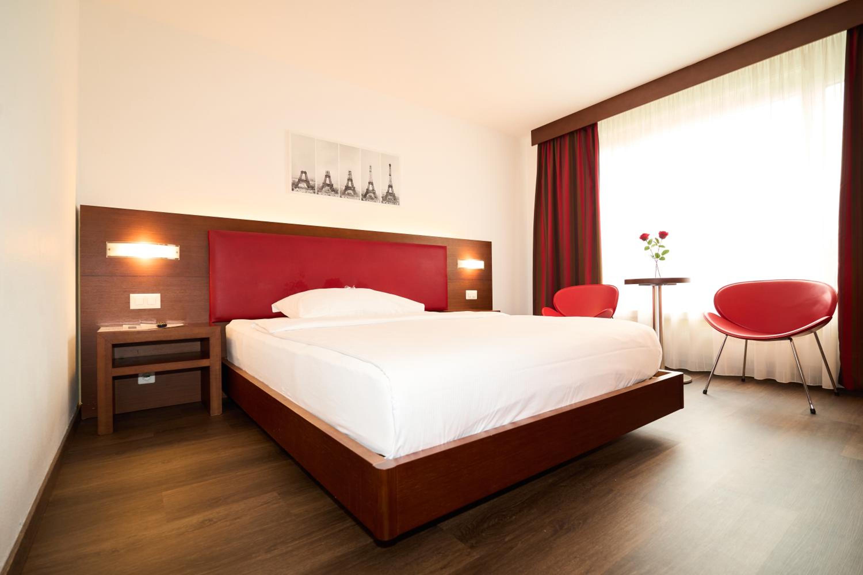 Deluxe King Room - Photo 3