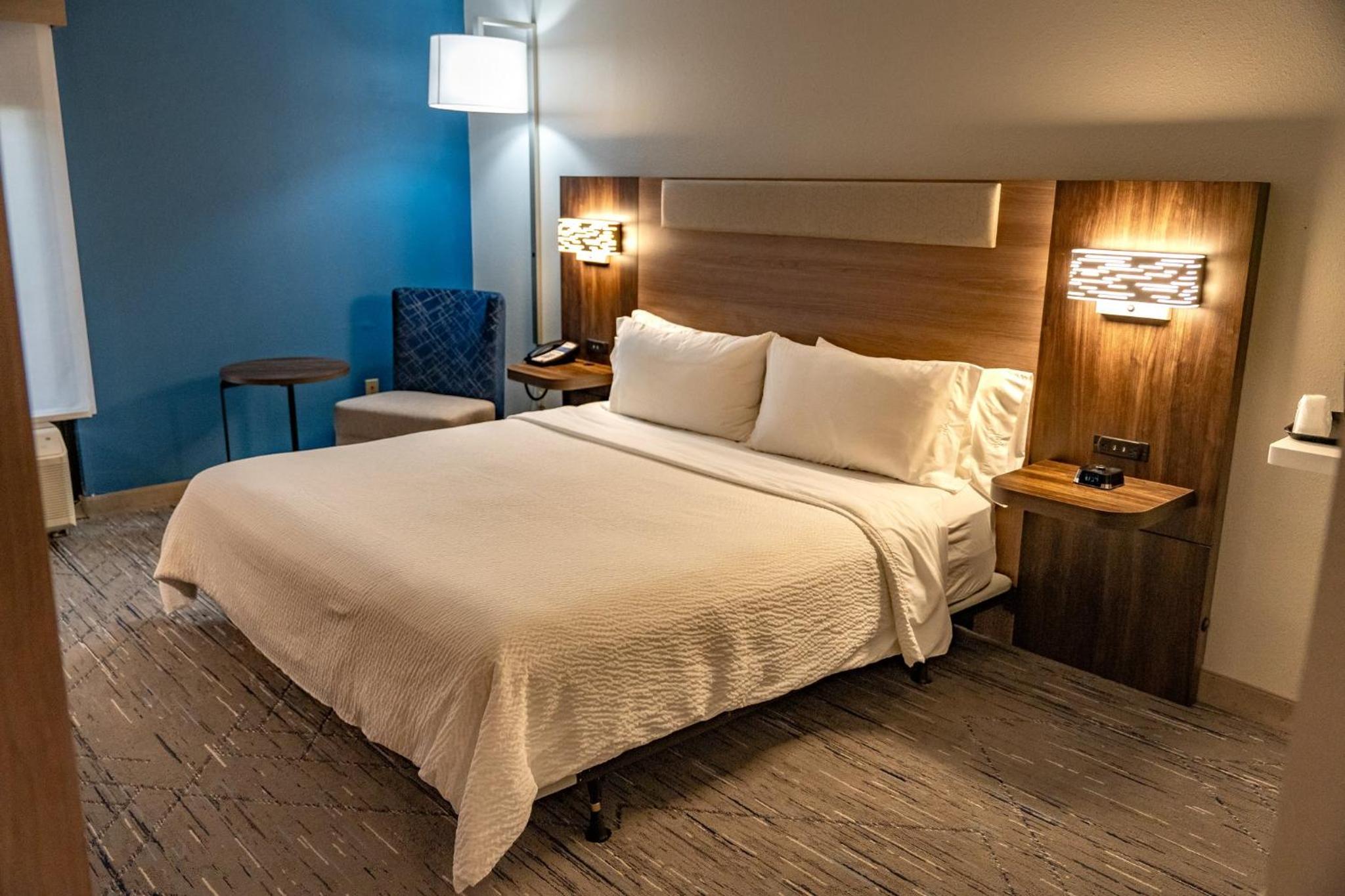 Standard King Room with Mobility Accessible Tub - Photo 1