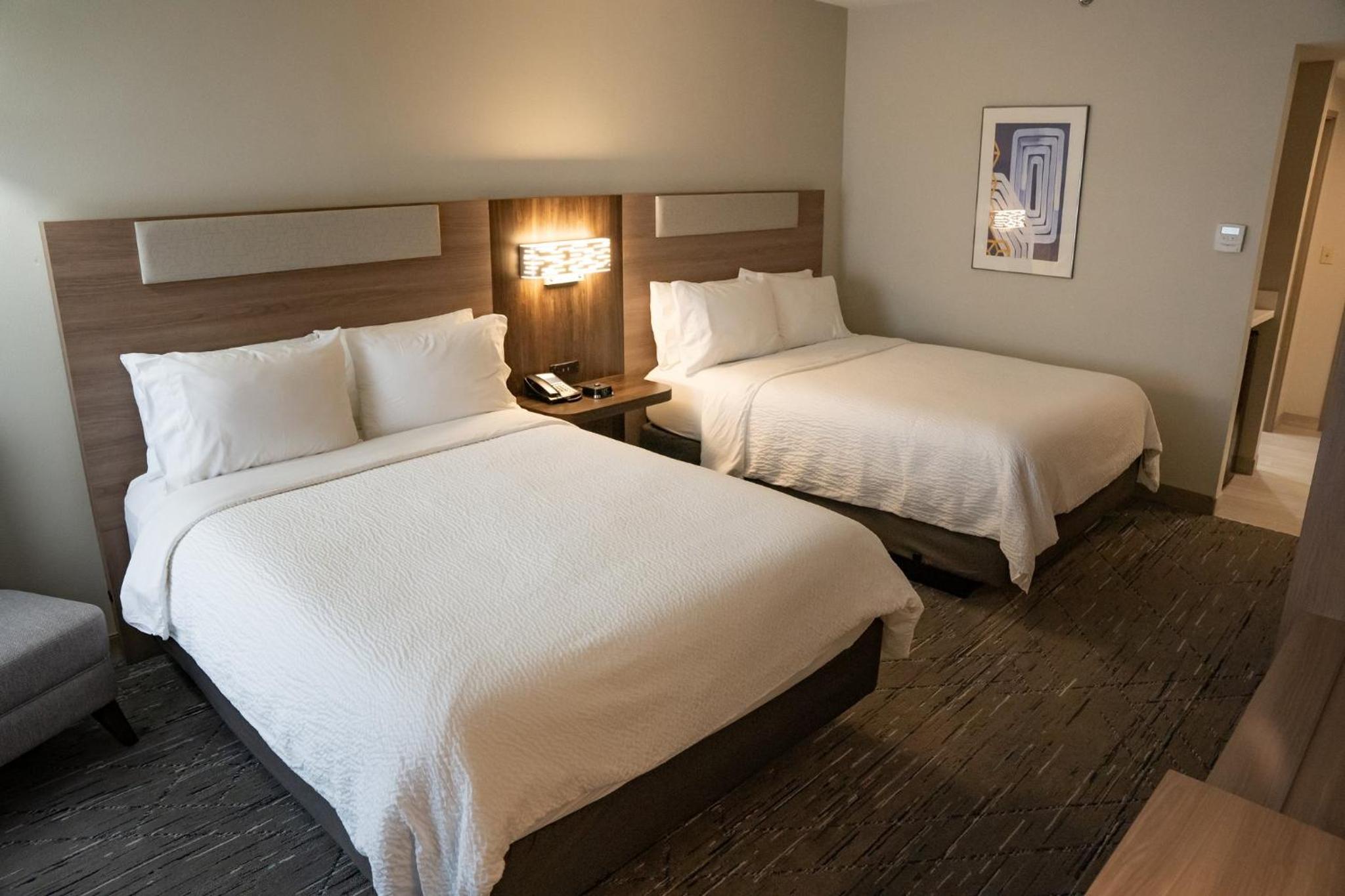 Queen Room with Two Queen Beds - Hearing Accessible/Non-Smoking - Photo 2