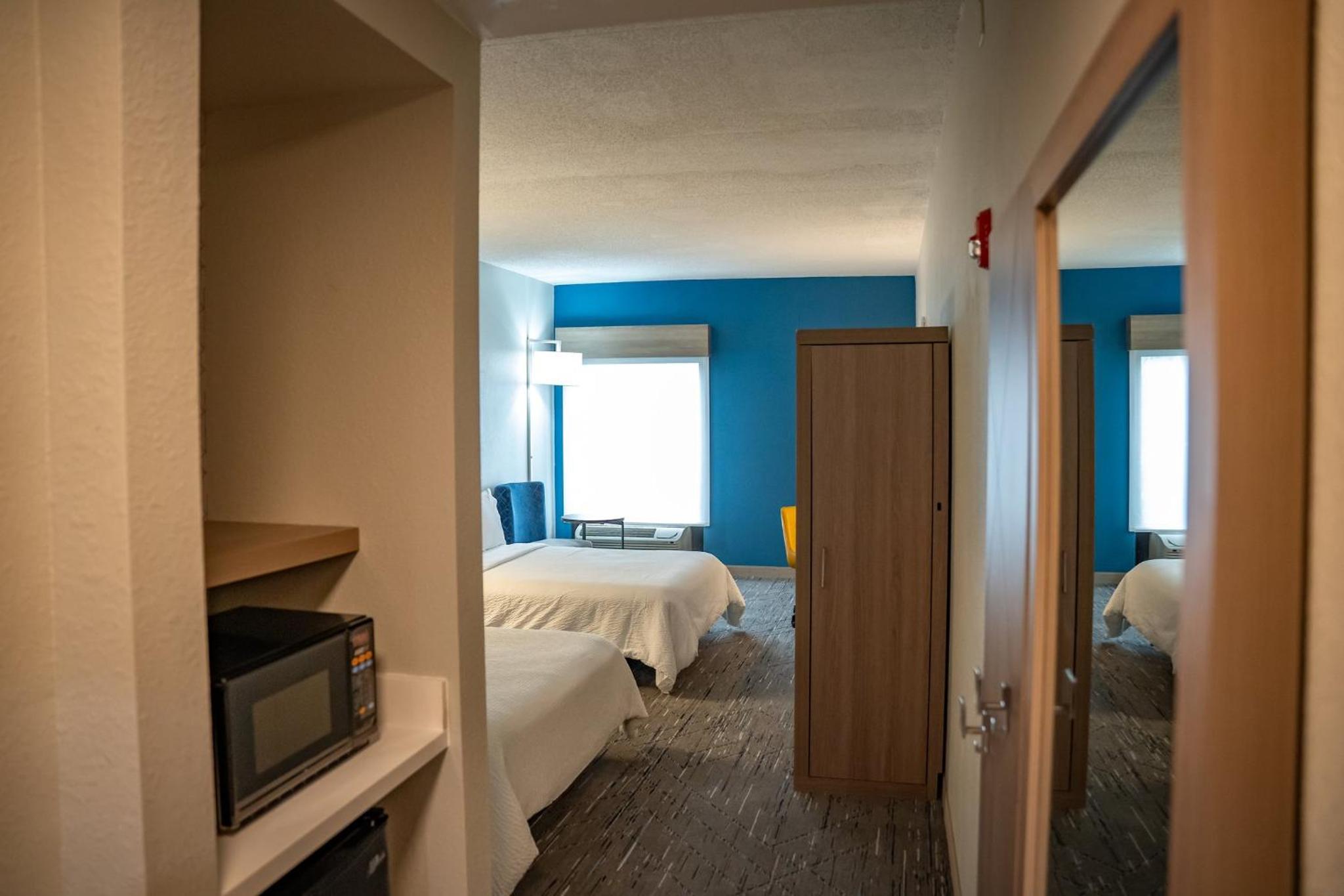Standard Queen Room with Two Queen Beds and Mobility Accessible Tub - Photo 1