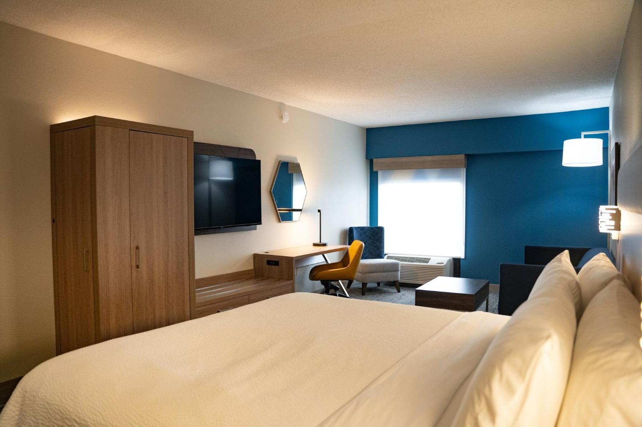 King Suite with Sofa Bed - Photo 4