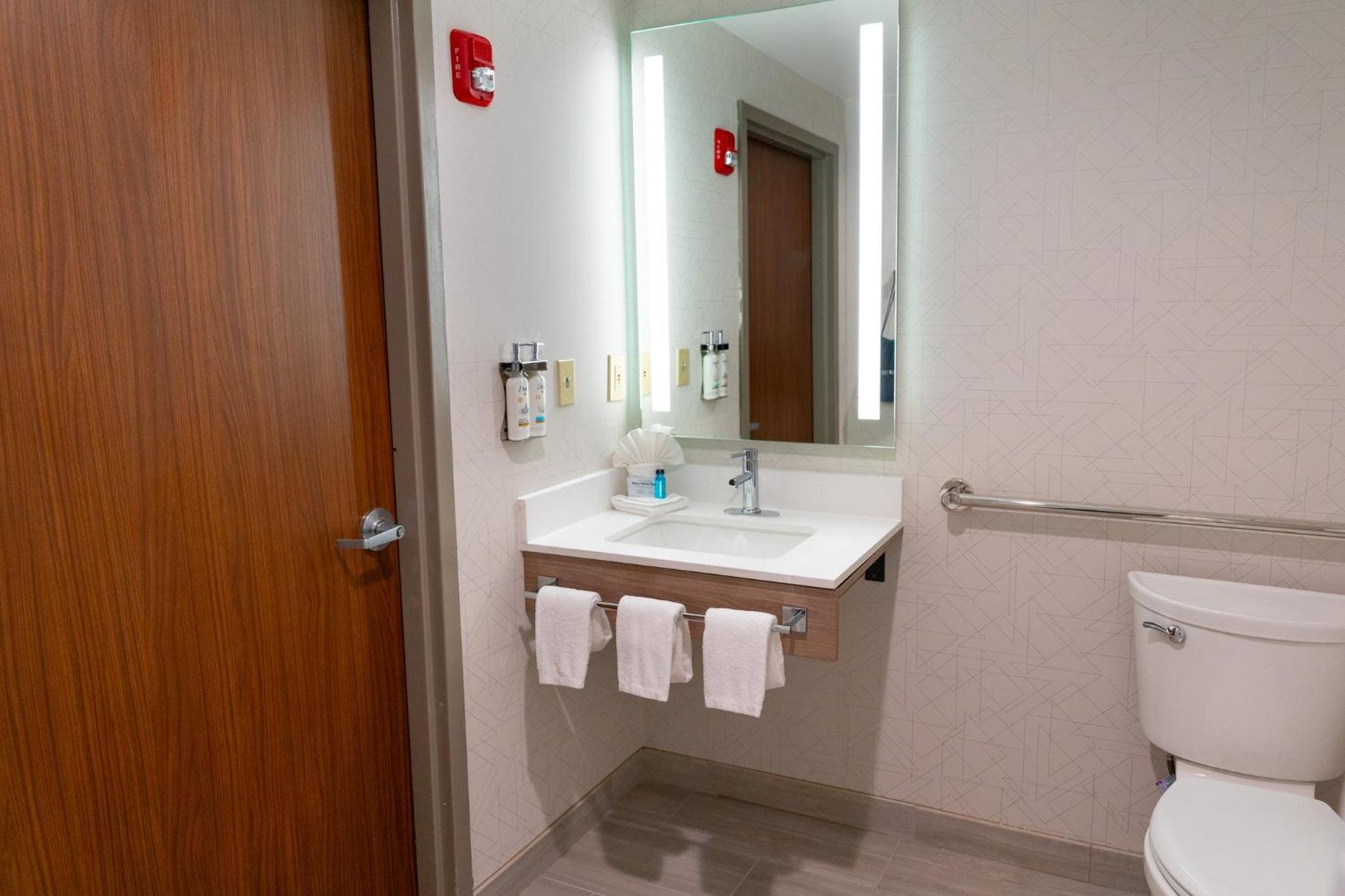 Standard Queen Room with Two Queen Beds and Mobility Accessible Tub - Photo 3