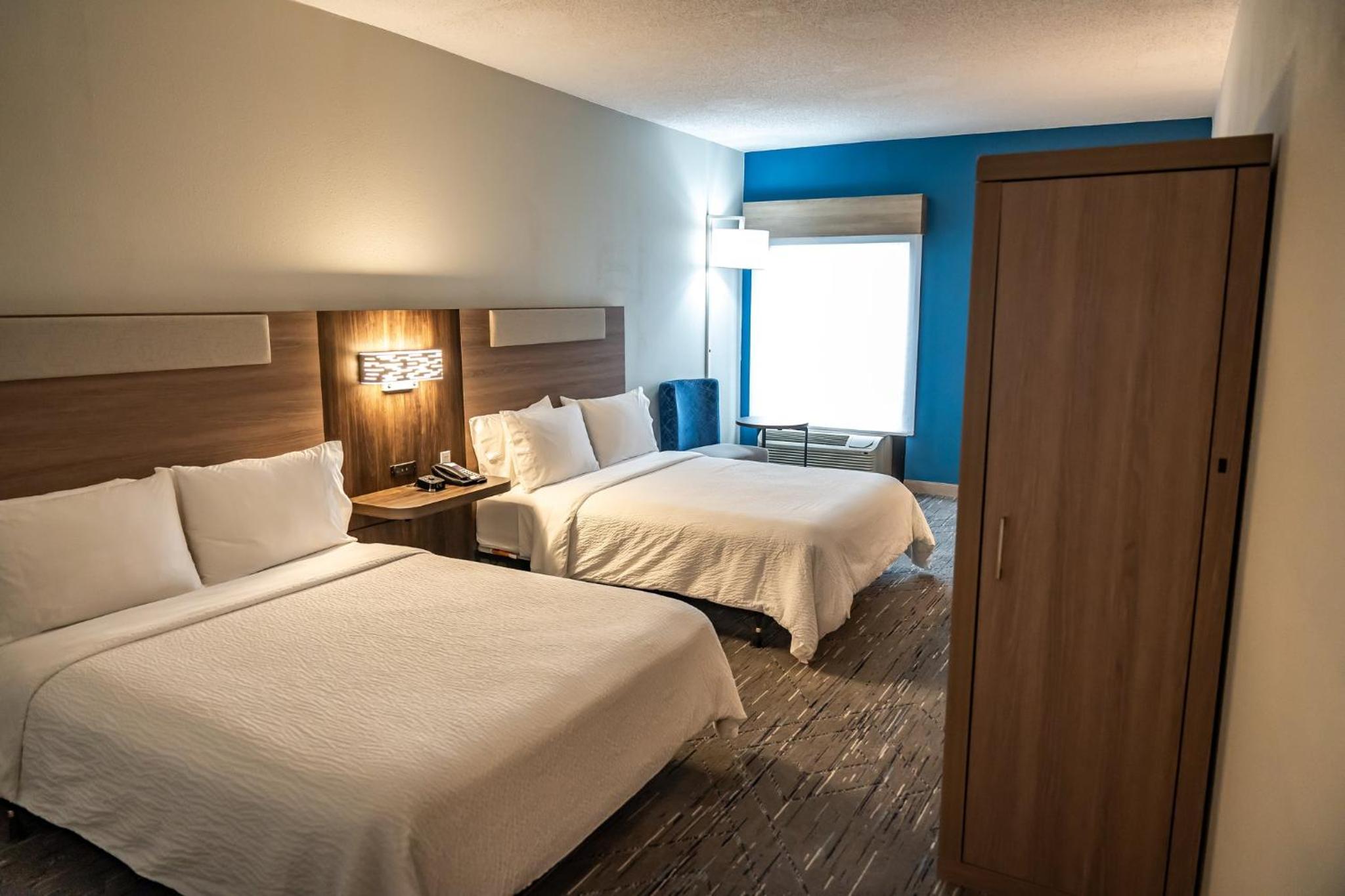 Standard Queen Room with Two Queen Beds and Mobility Accessible Tub - Photo 7