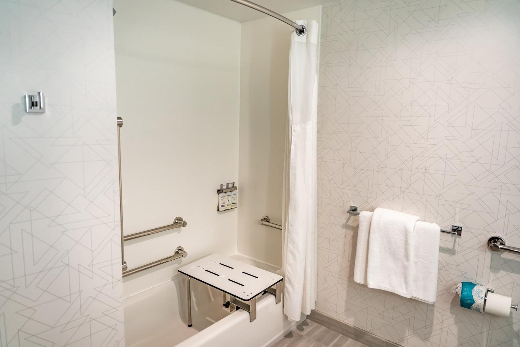 Standard Queen Room with Two Queen Beds and Mobility Accessible Tub - Photo 2