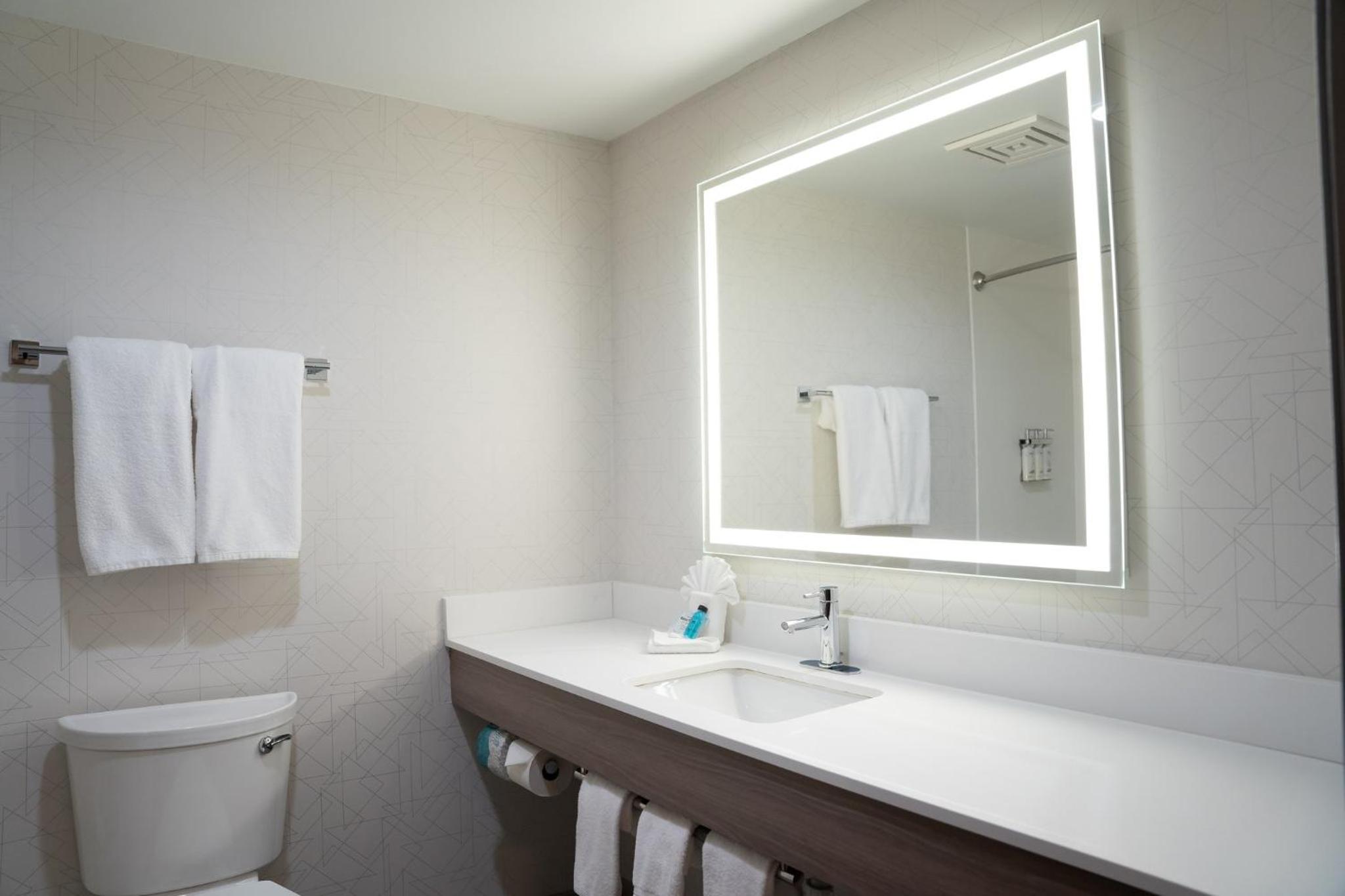 Standard King Room - Communications Accessible - Photo 2