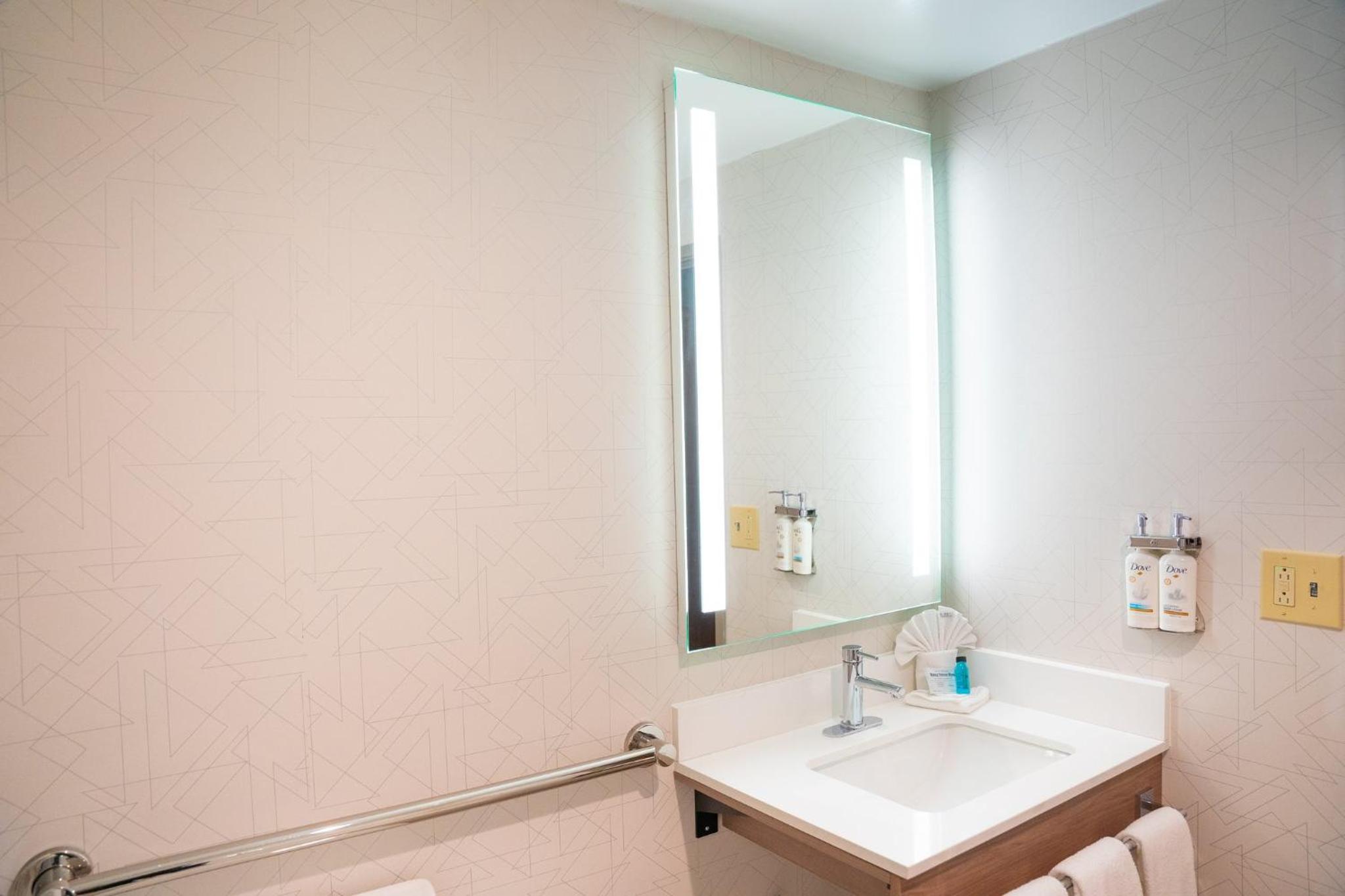 Standard King Room with Mobility Accessible Tub - Photo 3