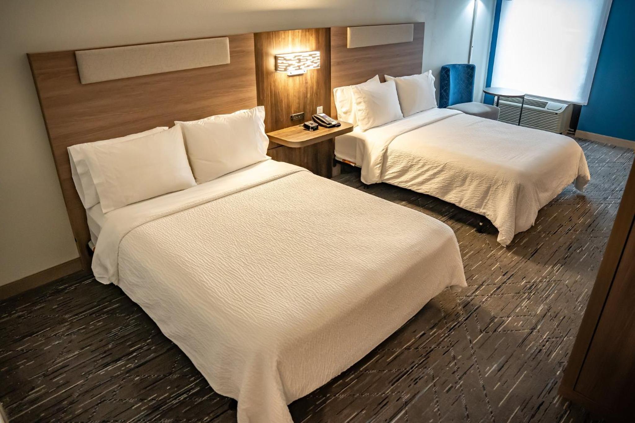 Standard Queen Room with Two Queen Beds and Mobility Accessible Tub - Photo 4