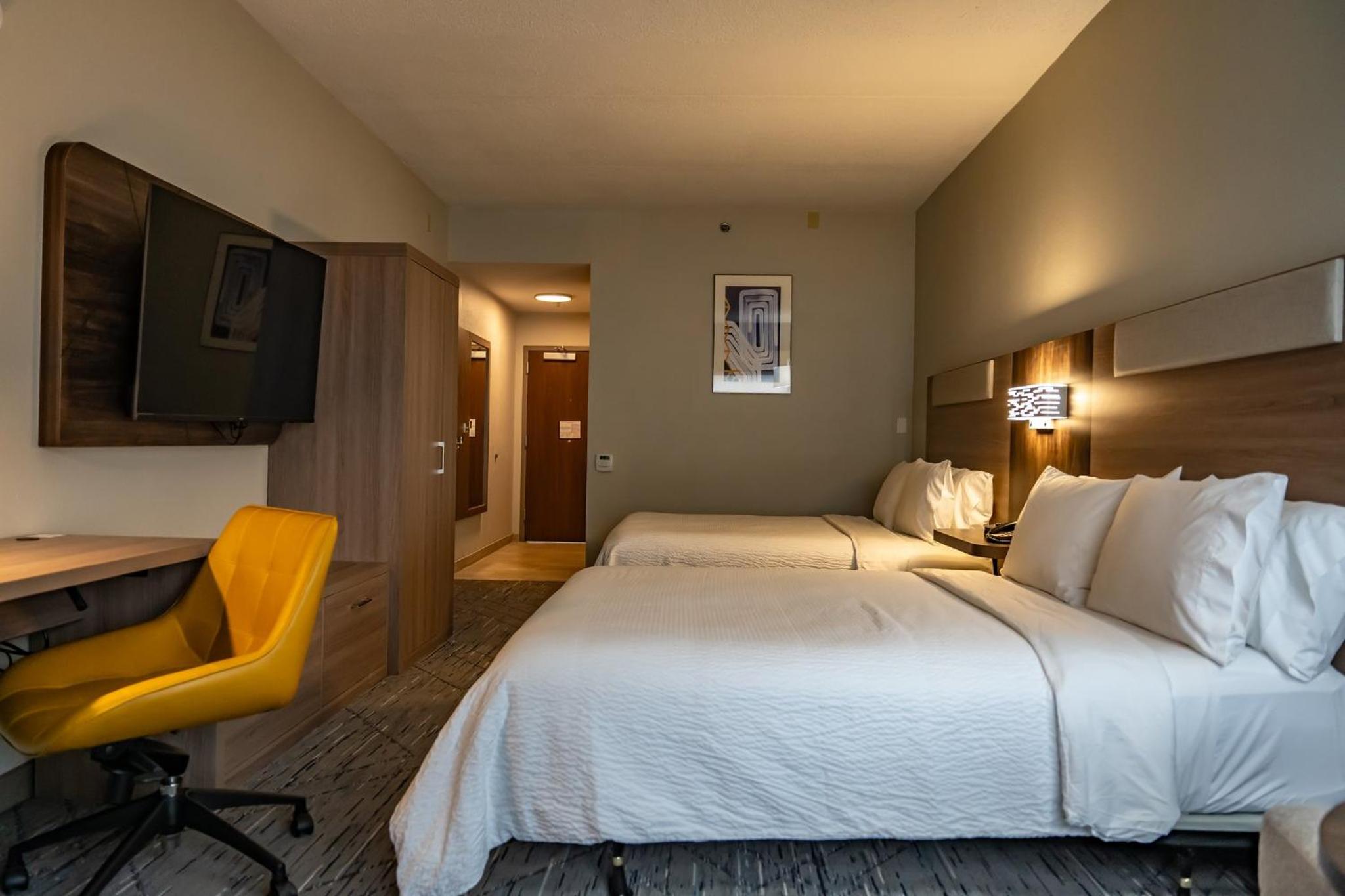 Standard Queen Room with Two Queen Beds and Mobility Accessible Tub - Photo 5