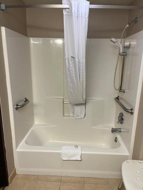 Queen Room with Bath Tub - Mobility Accessible/Non-Smoking - Photo 2