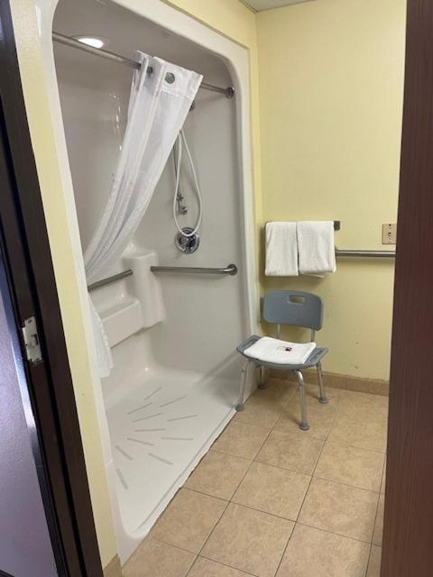 Queen Room with Roll-In Shower - Mobility Accessible/Non-Smoking photo 2