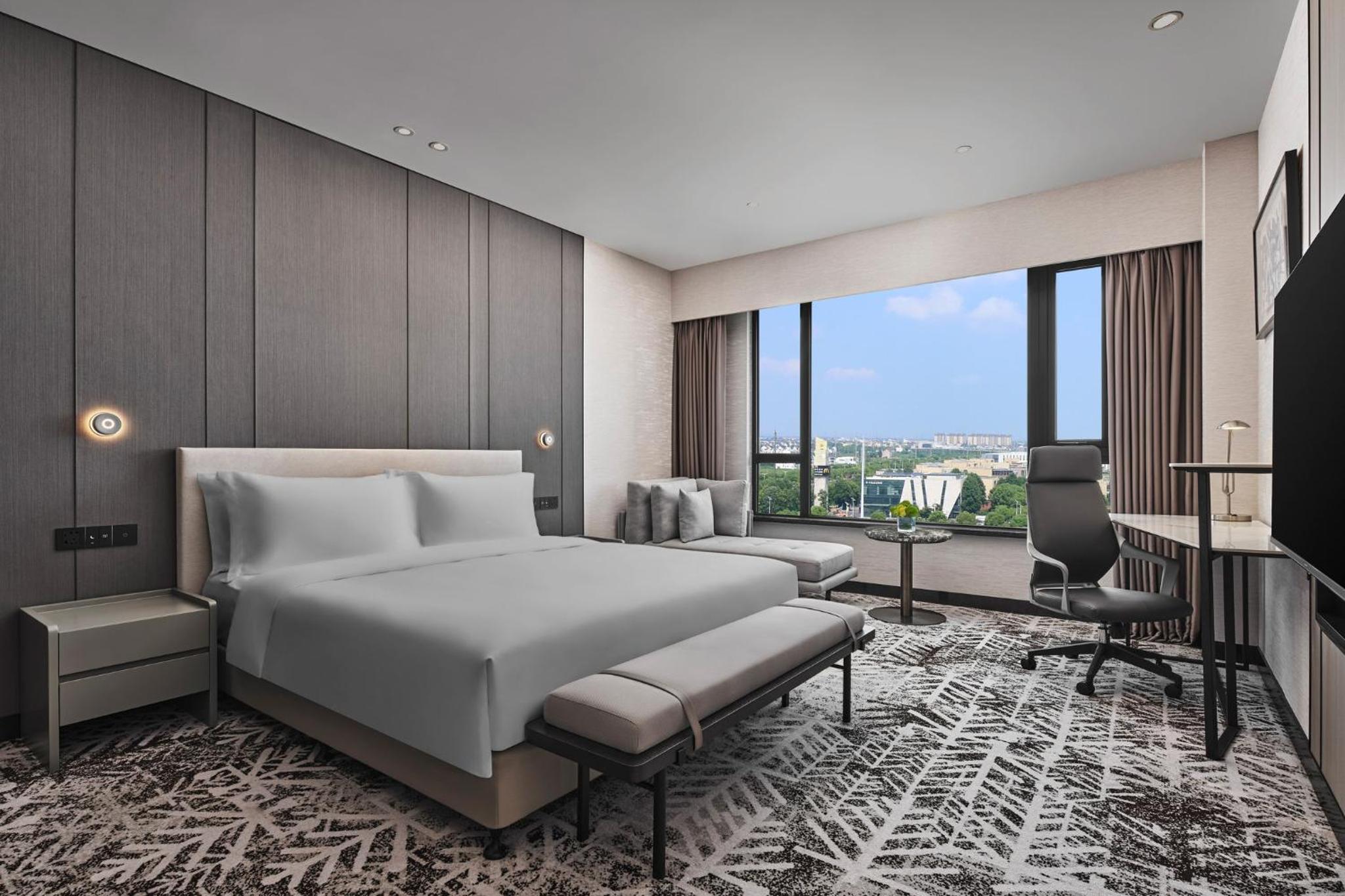 Standard King Room with Lounge Access photo 3