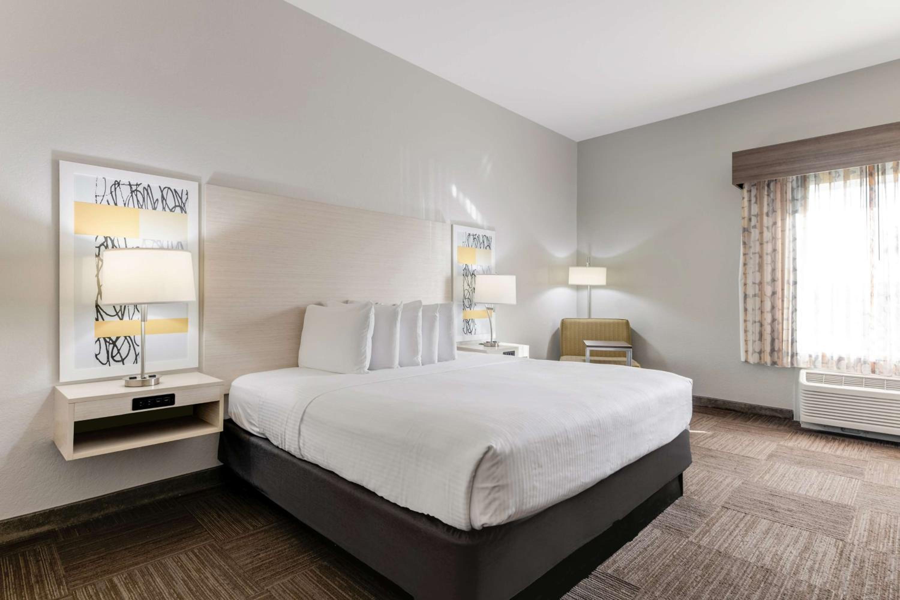 Standard King Room - Photo 1